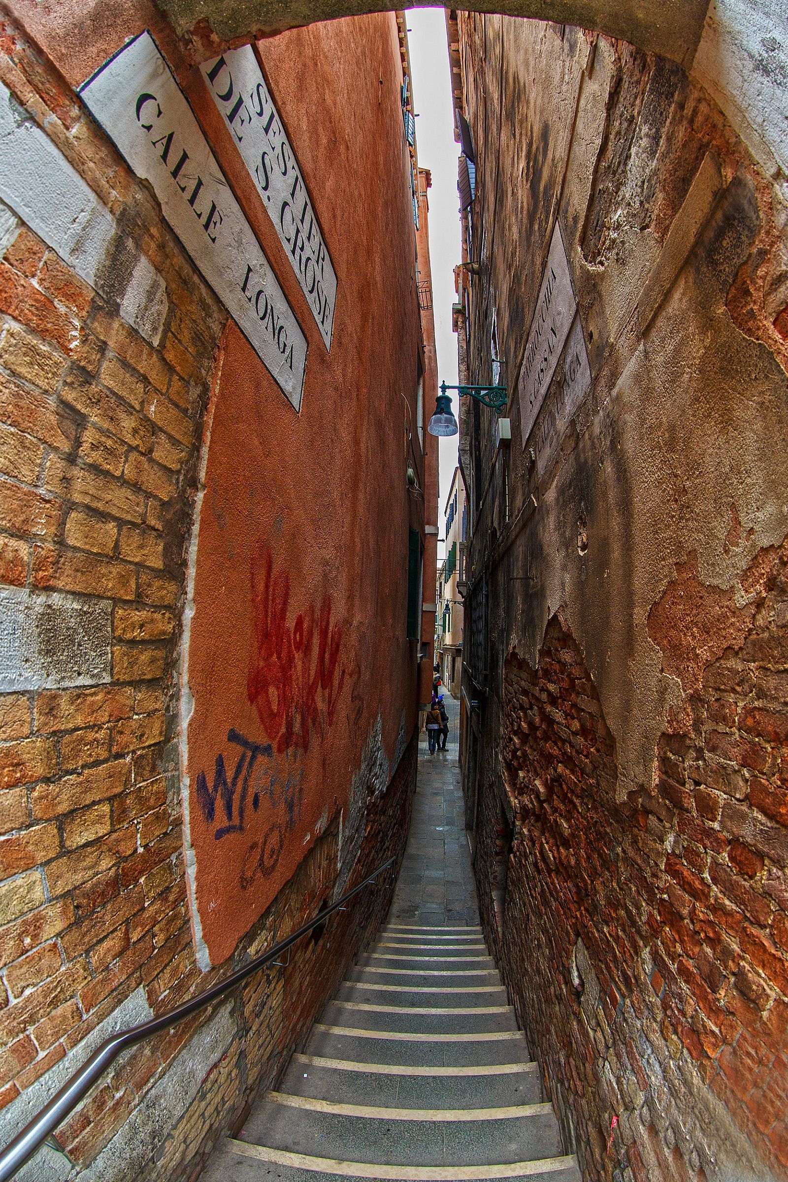 Calle Longa and (narrow)
