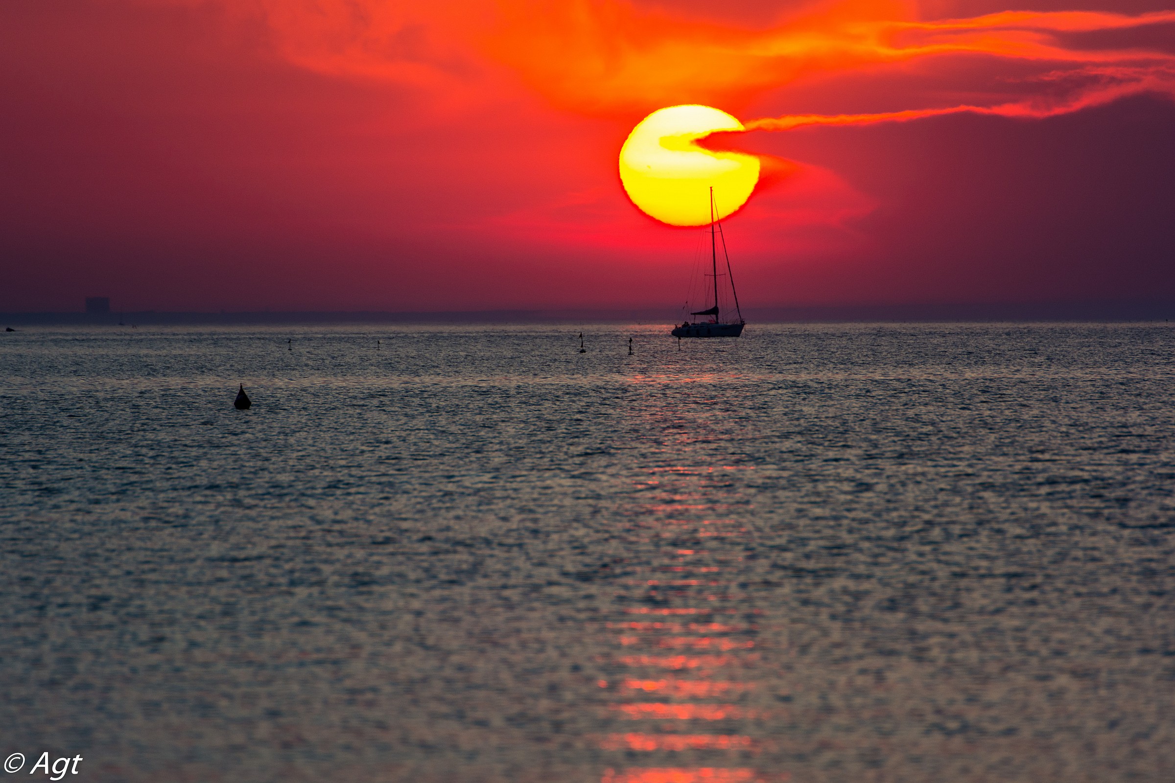 il sole tramonta sulla baia