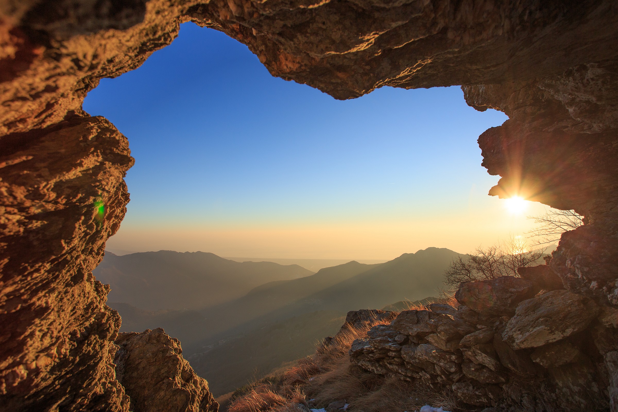 Una finestra sulla versilia al tramonto