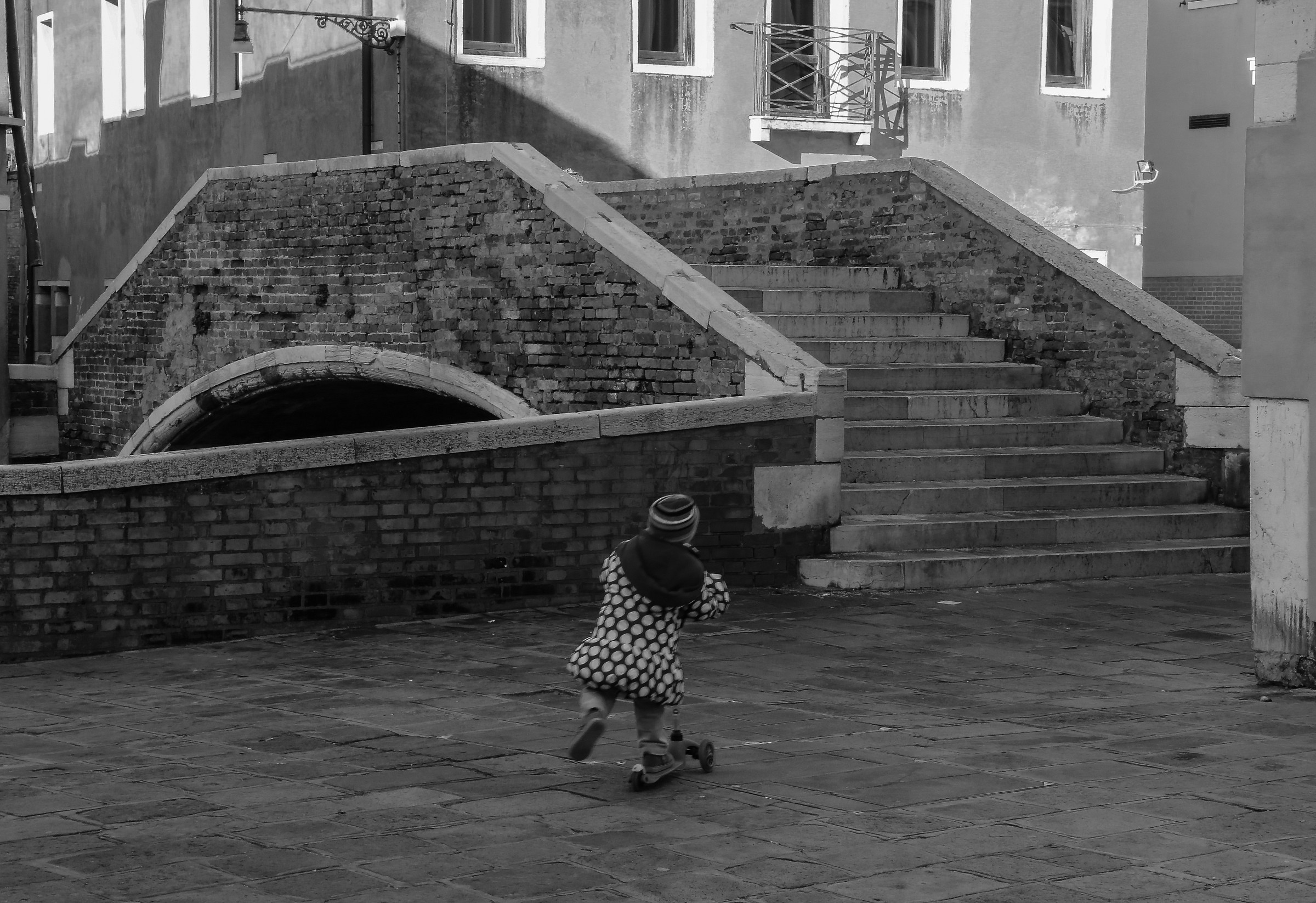 La spensieratezza sul monopattino.