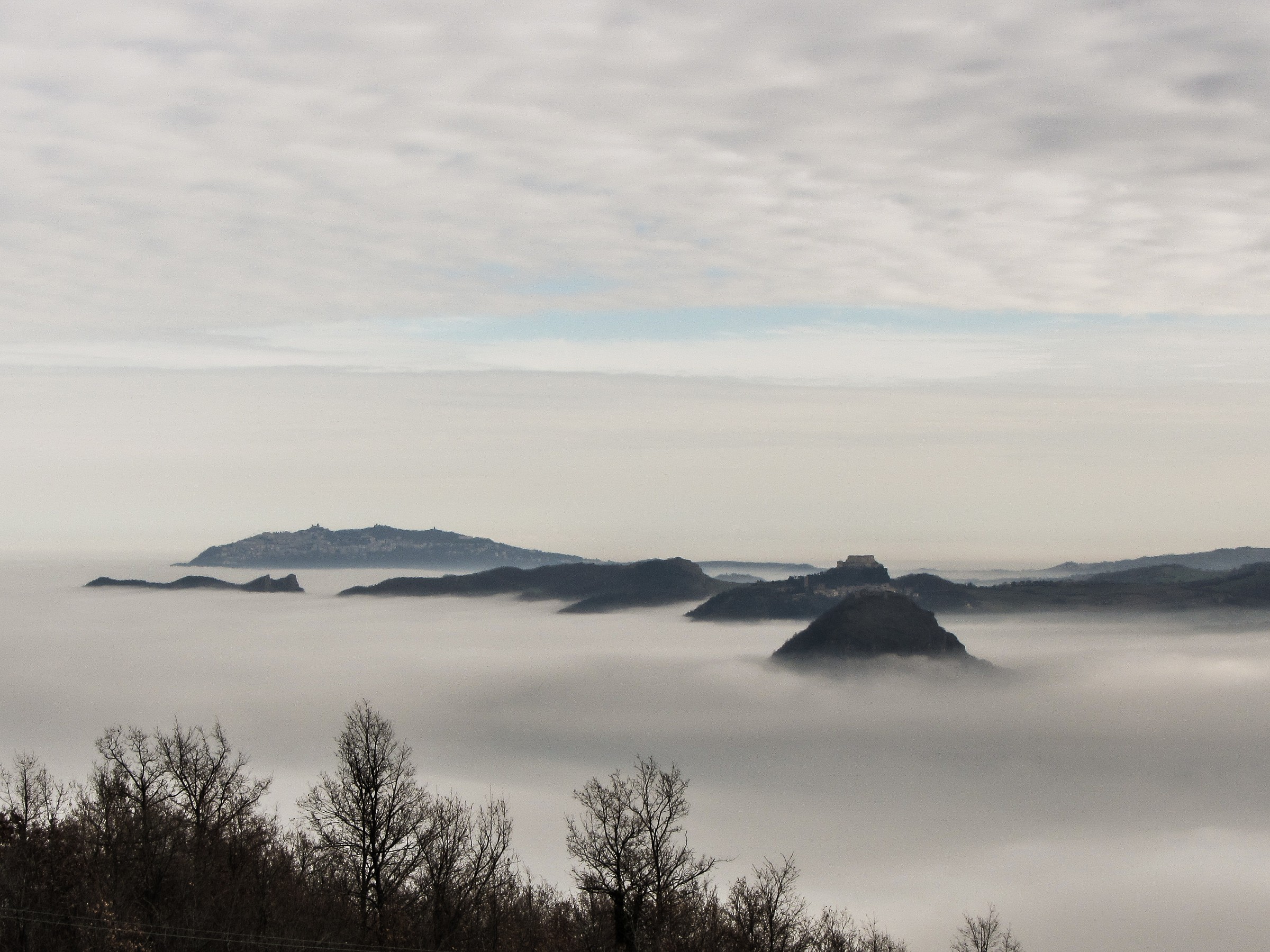 A sea of ??fog at the foot of the Montefeltro