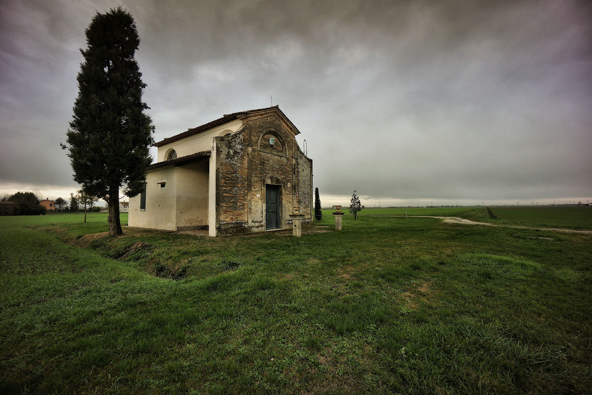 Chiesetta fra i campi