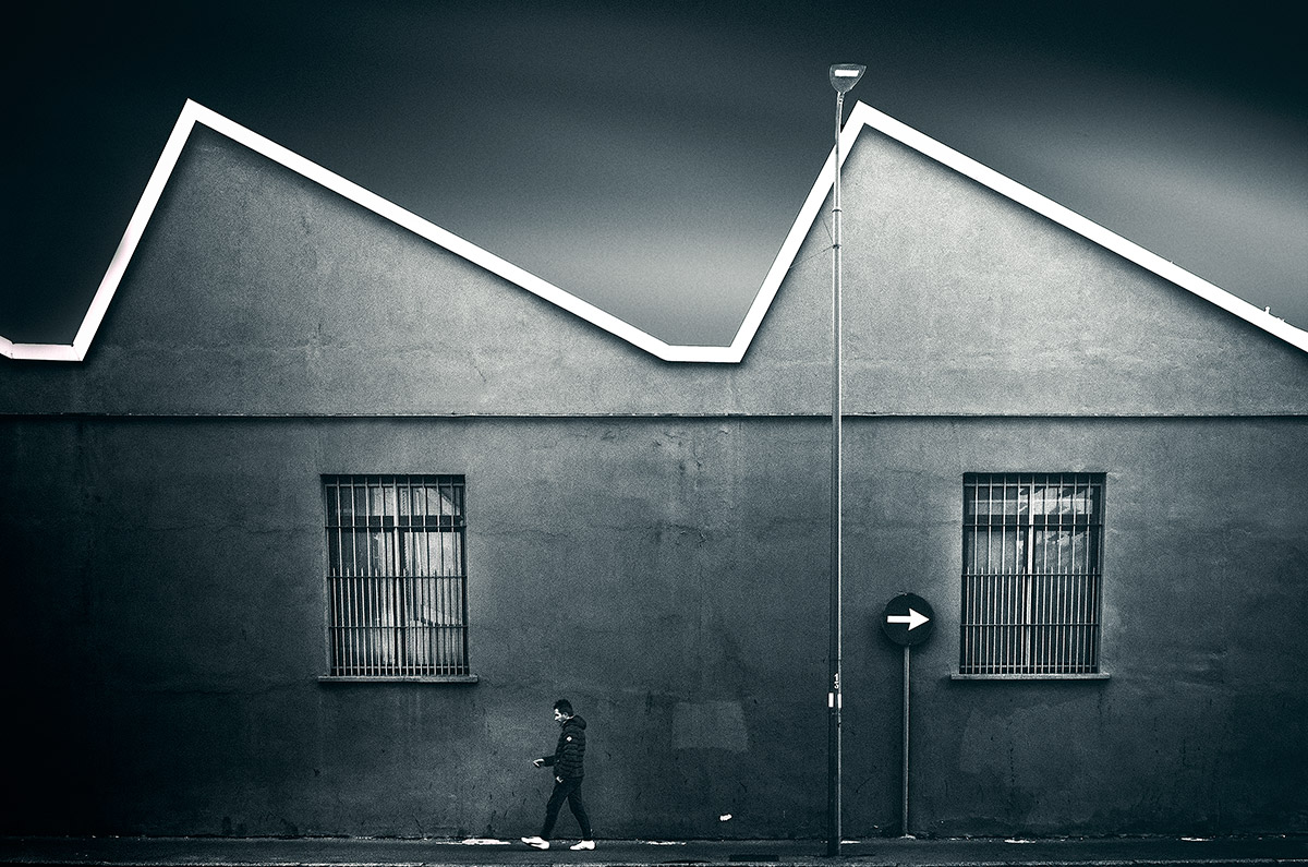 < > Direzioni Differenti