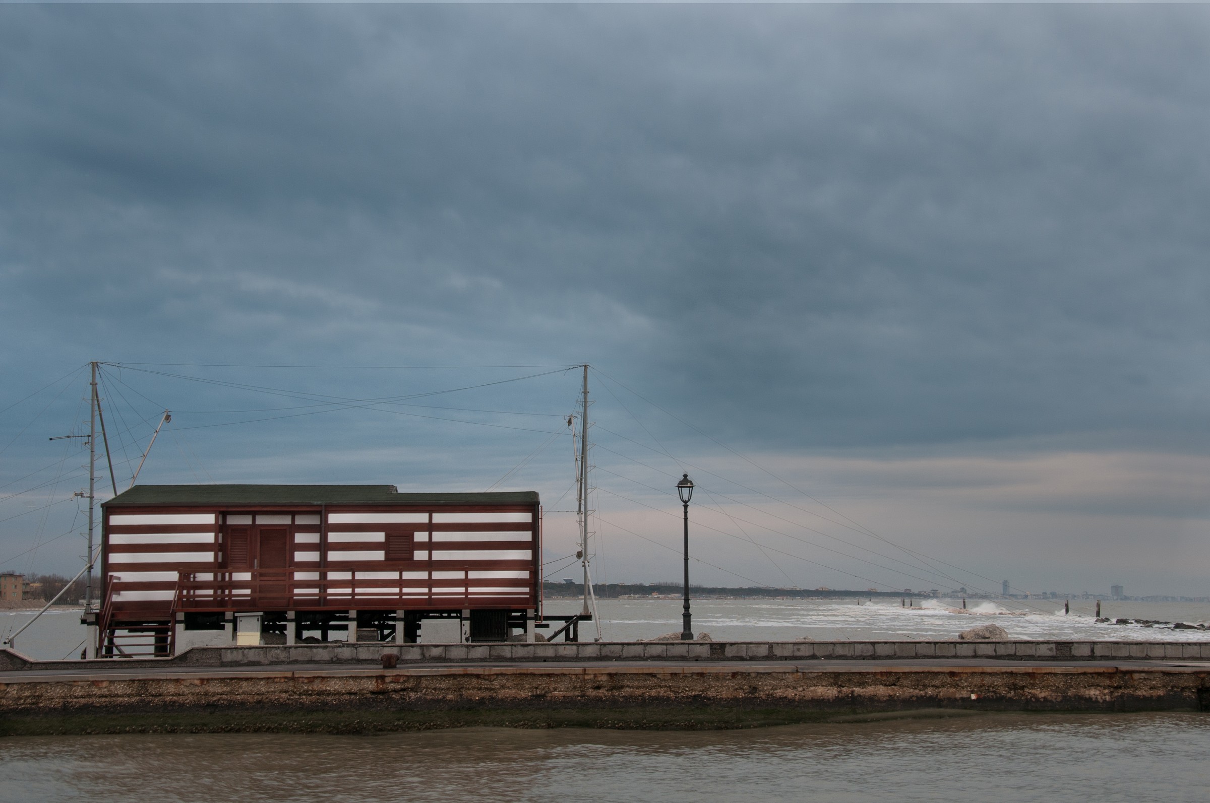.....e quella piccola casetta sul mare