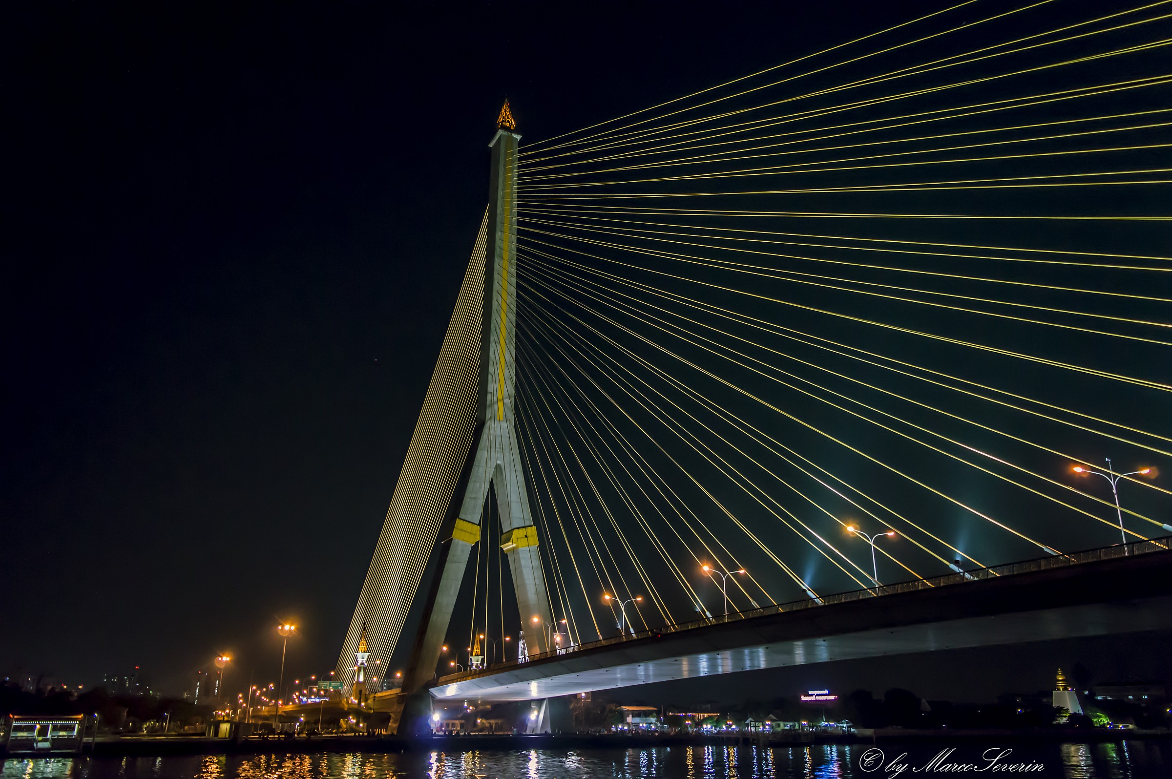 Un ponte sul fiume Chao Phraya