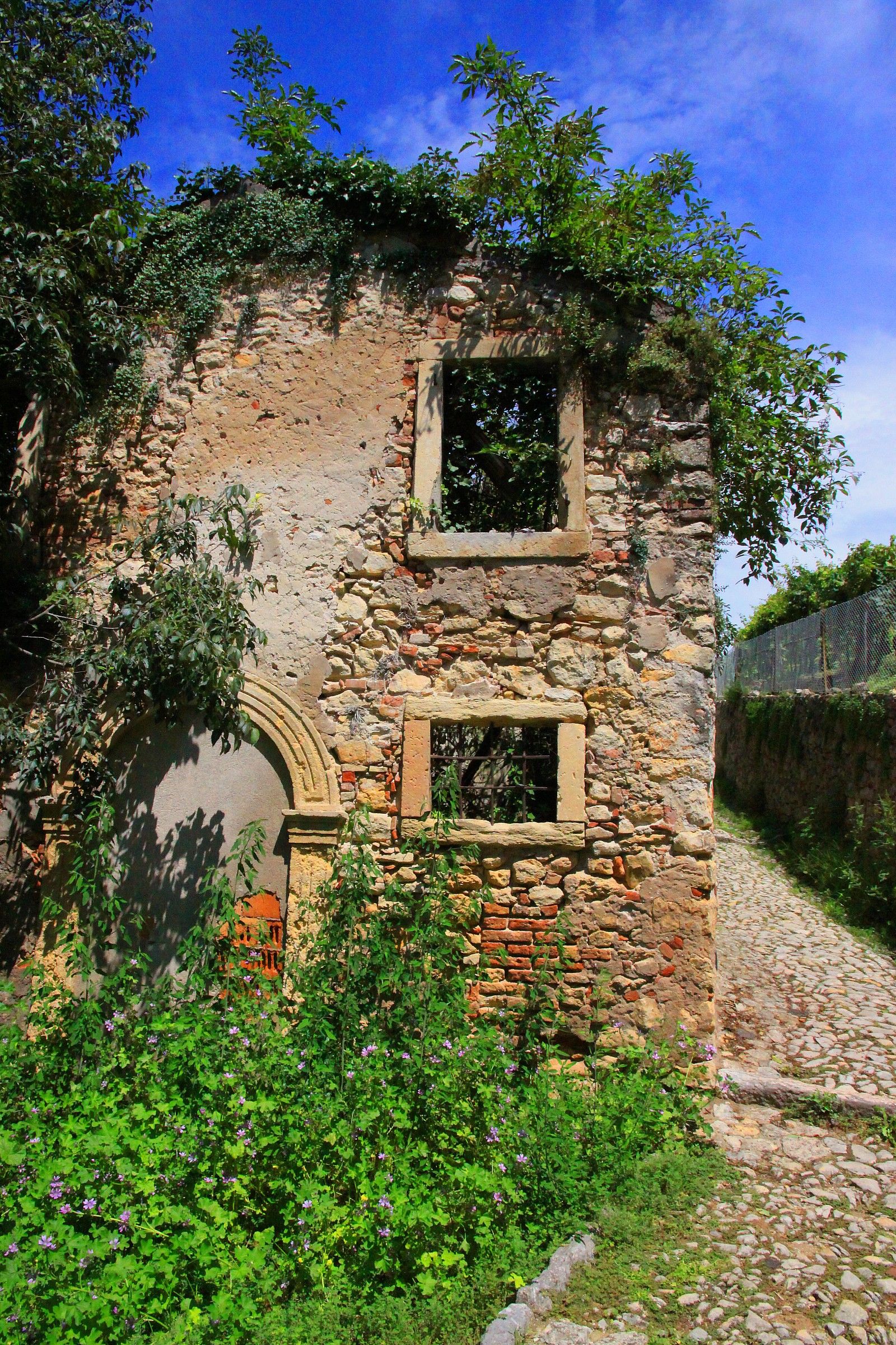 vendesi , appena ristrutturata