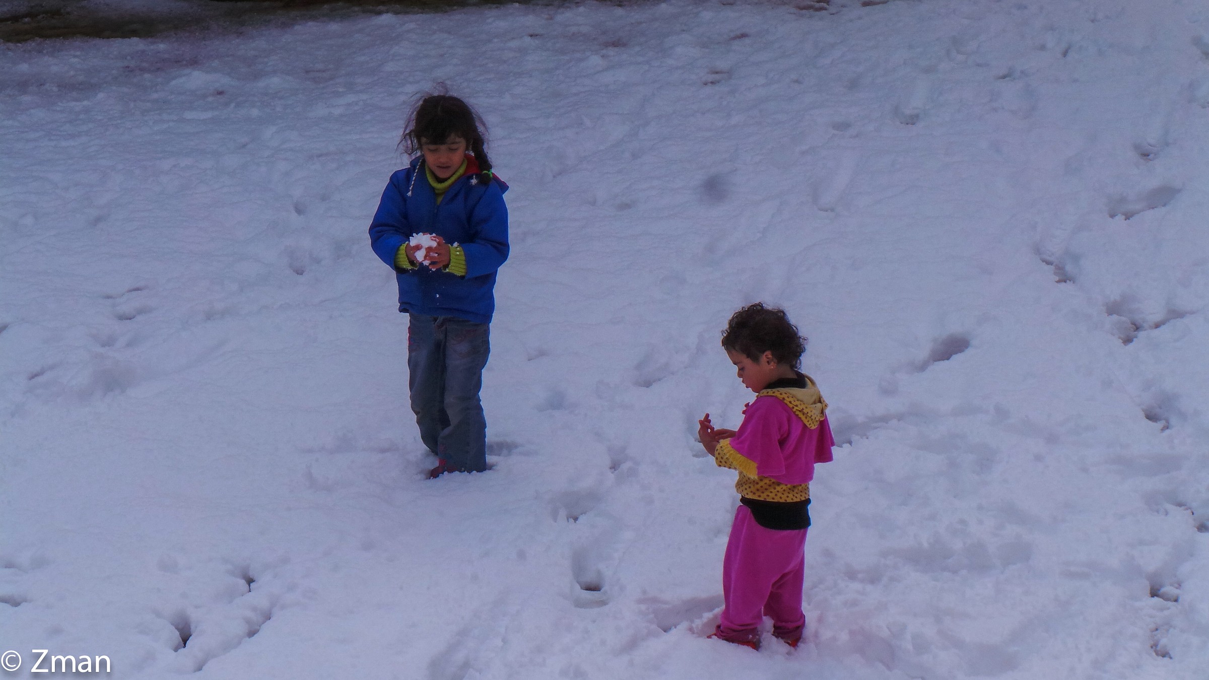 Bambini giocano con la neve