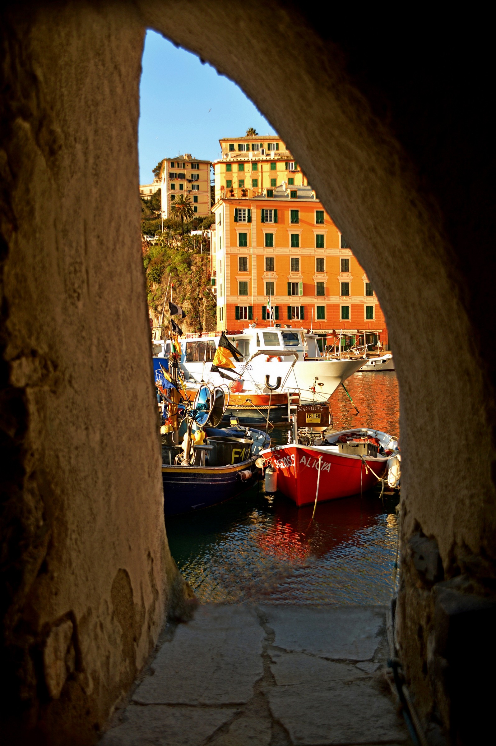 Uno scorcio sul porto 1