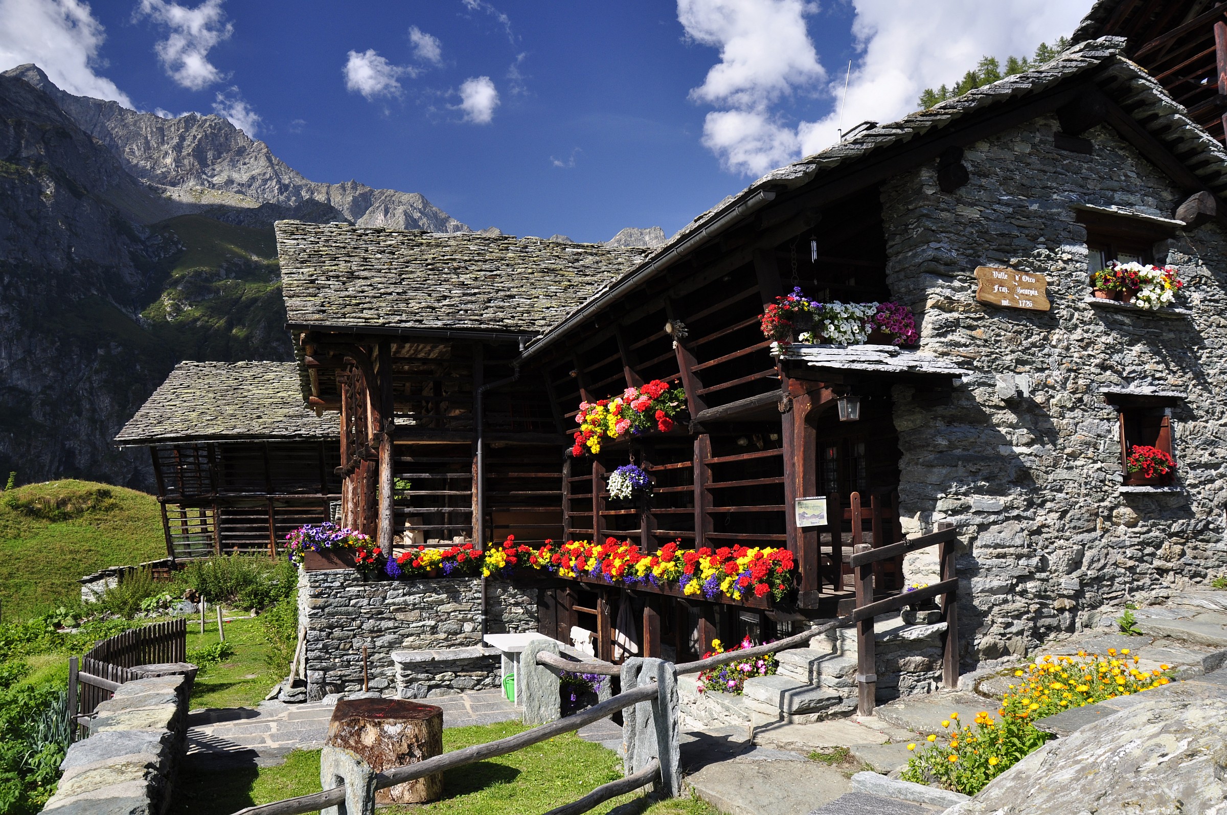 huts in the valley of otro