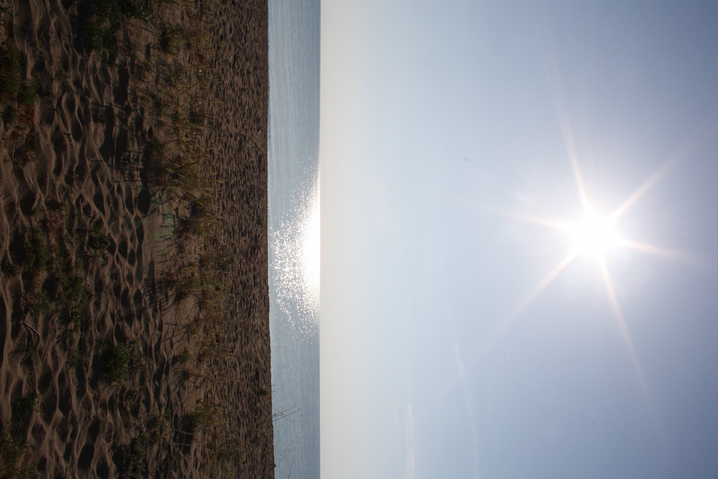 il mare ai primi raggi del sole