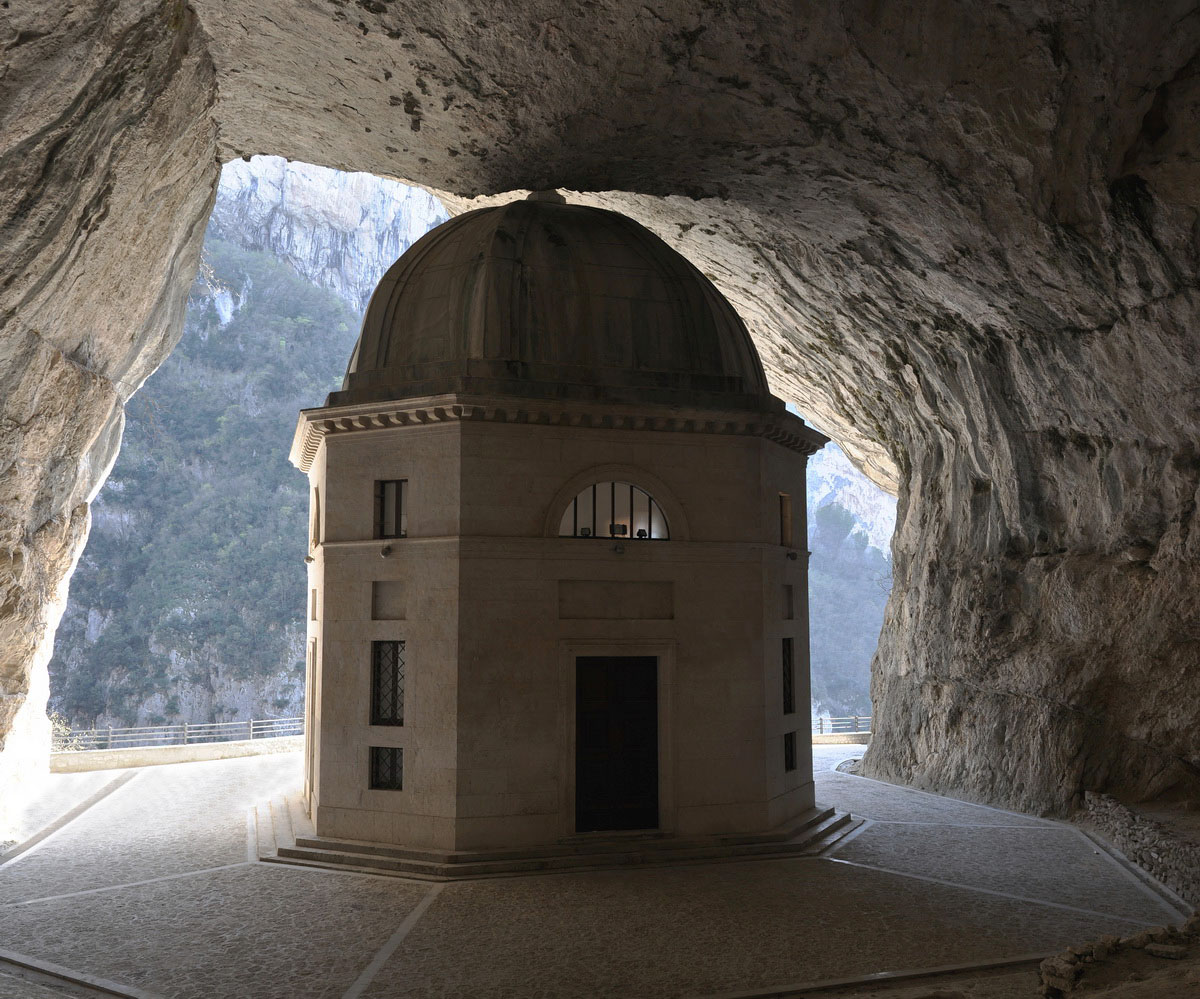Frasassi, tempietto del Valadier