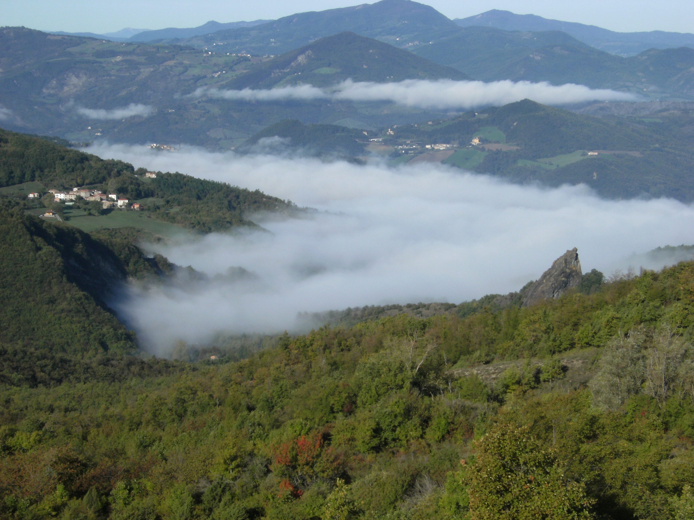 La nebbia agli irti colli piovigginando sale.