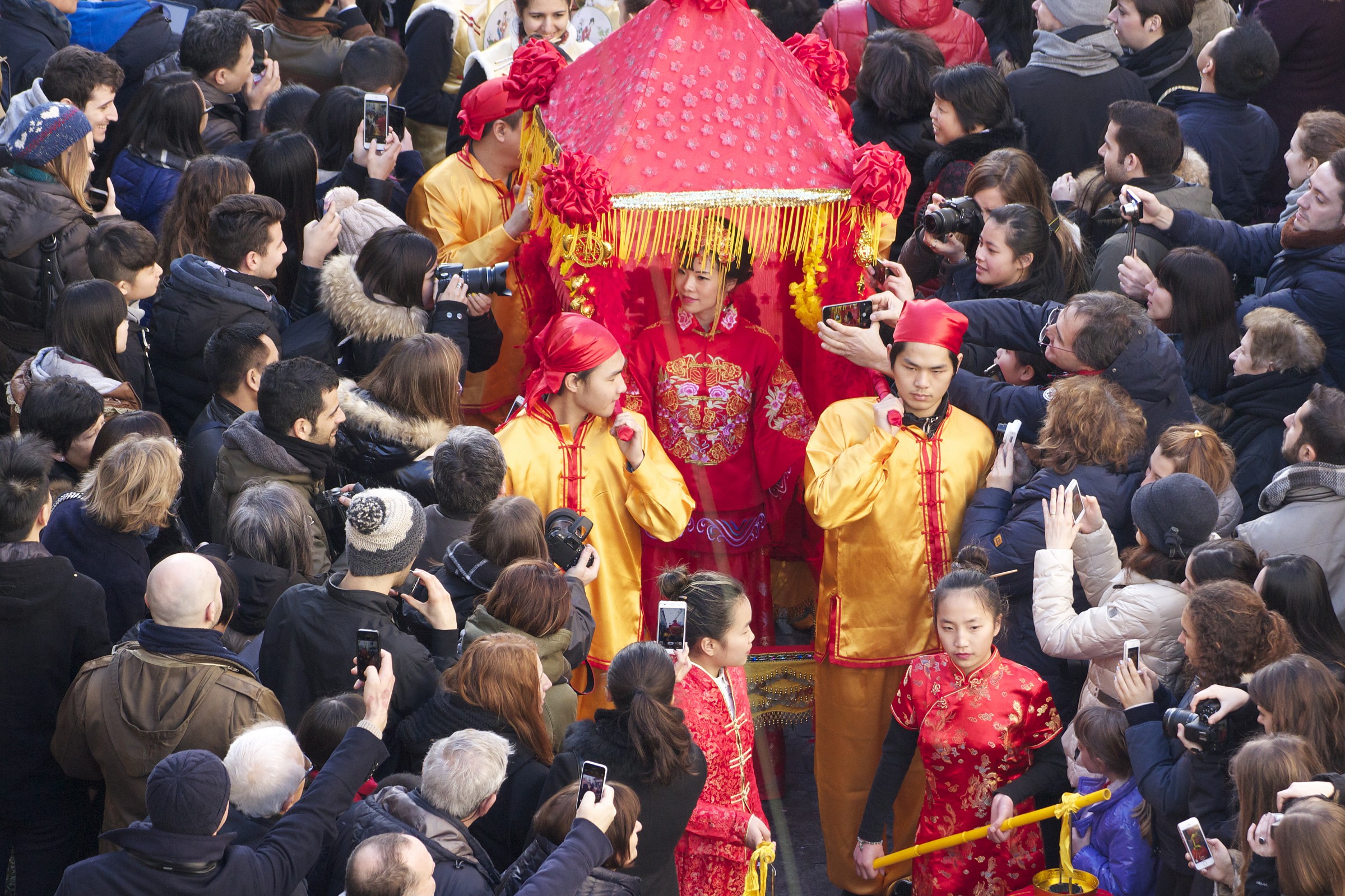 La sfilata in via Sarpi a)