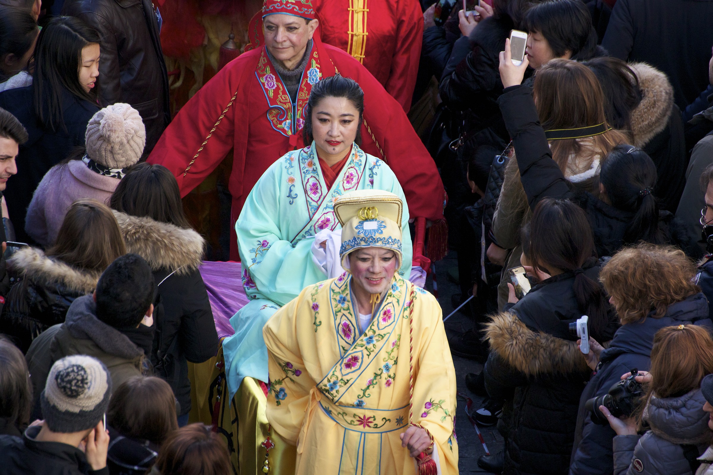 La sfilata in via Sarpi b)