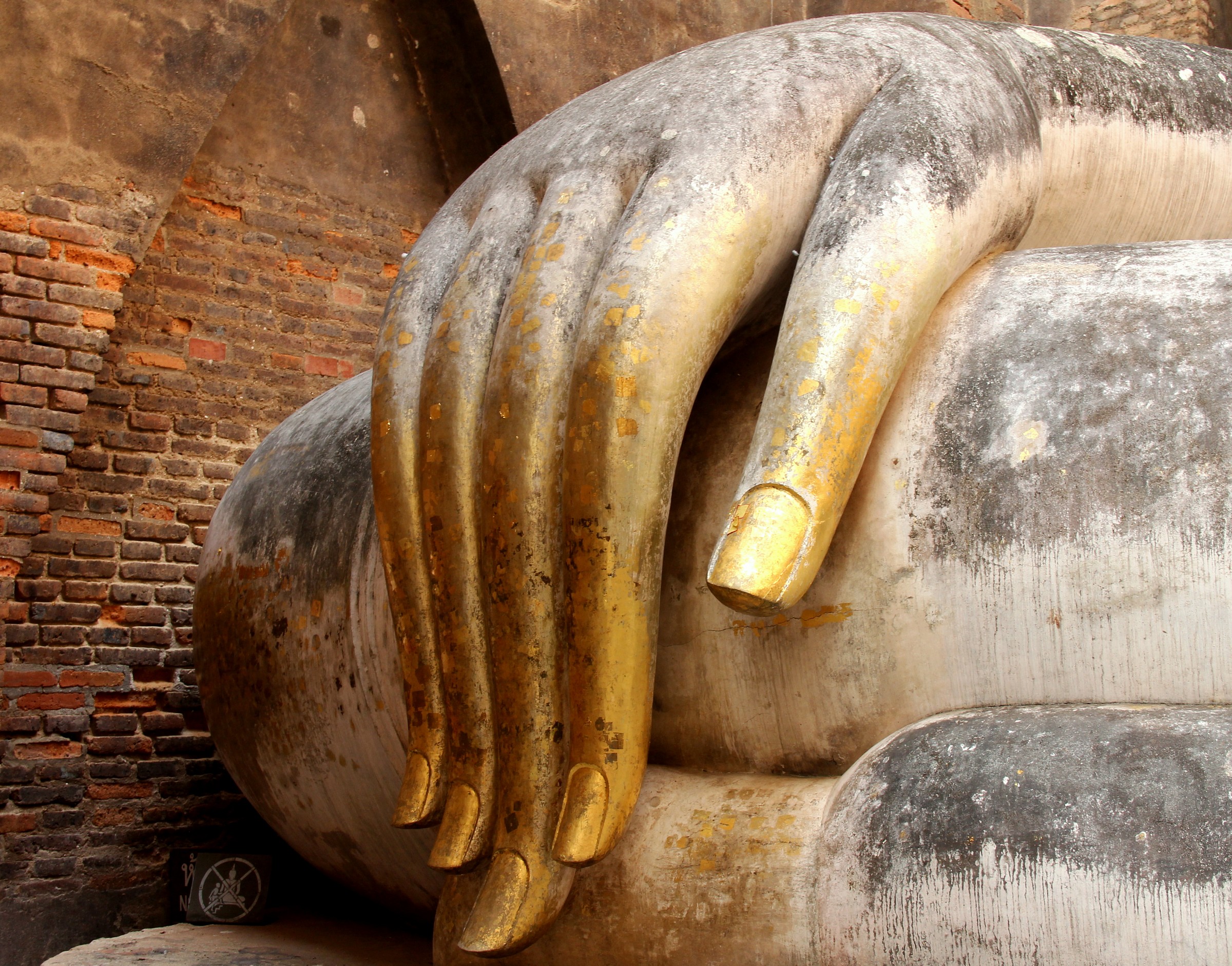 The hand Golden Buddha