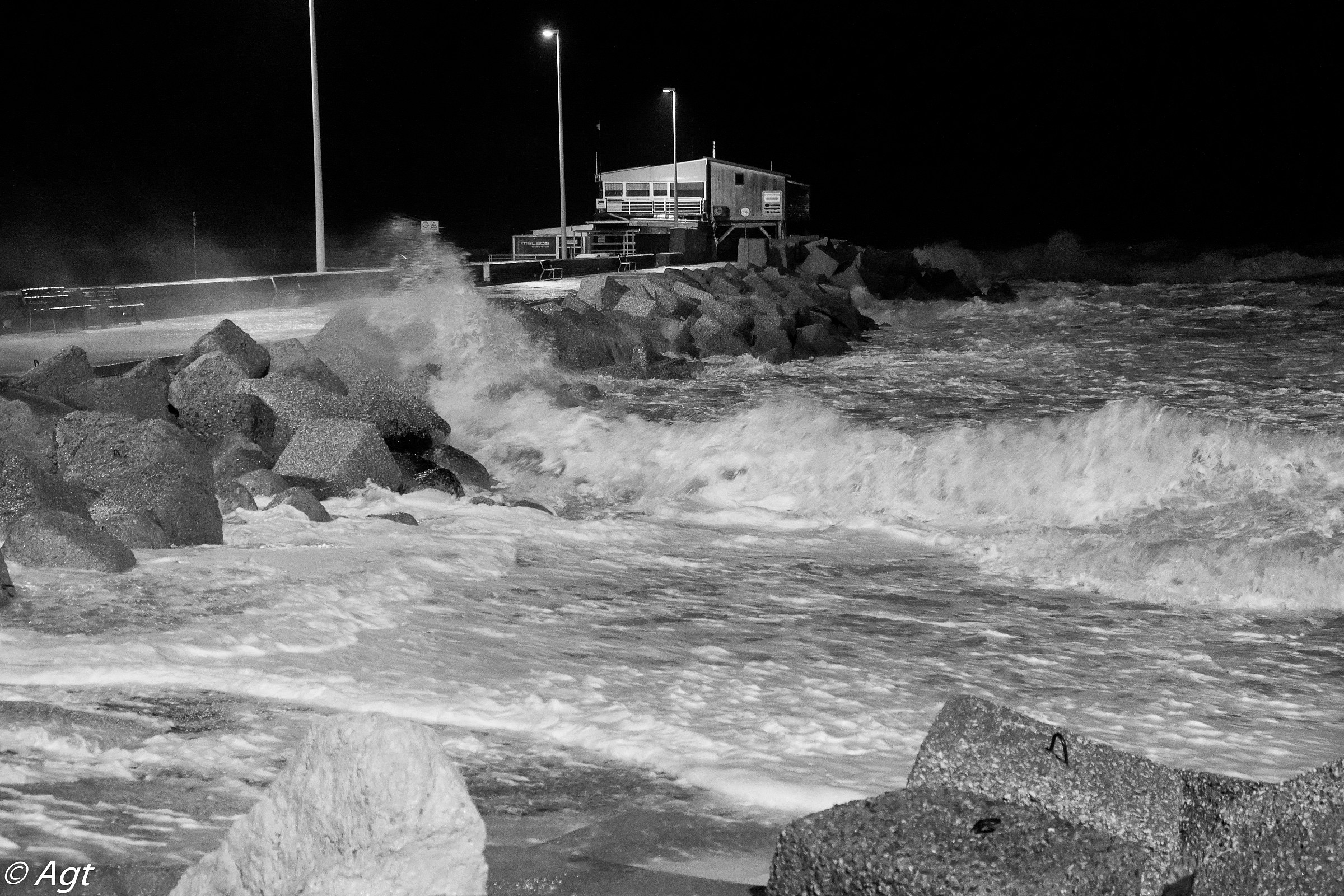 mareggiata marzolina in notturna