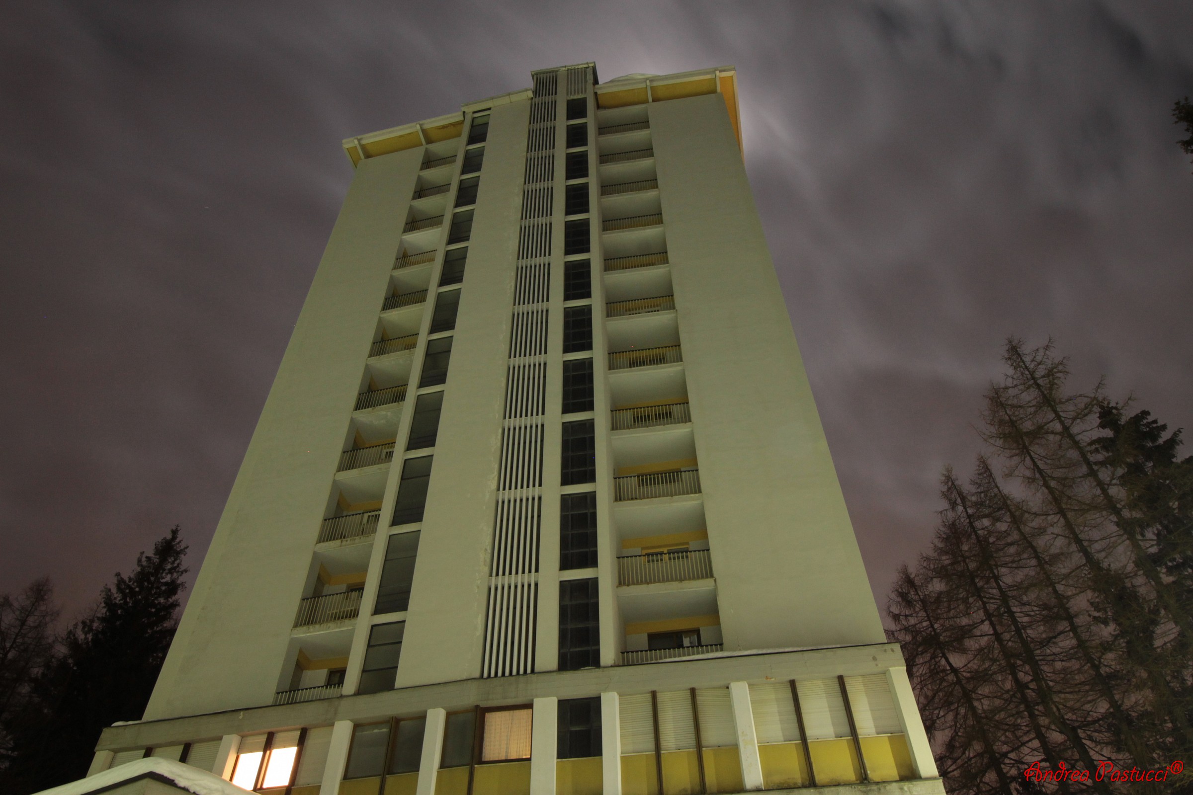 palazzone slanciato sotto il cielo