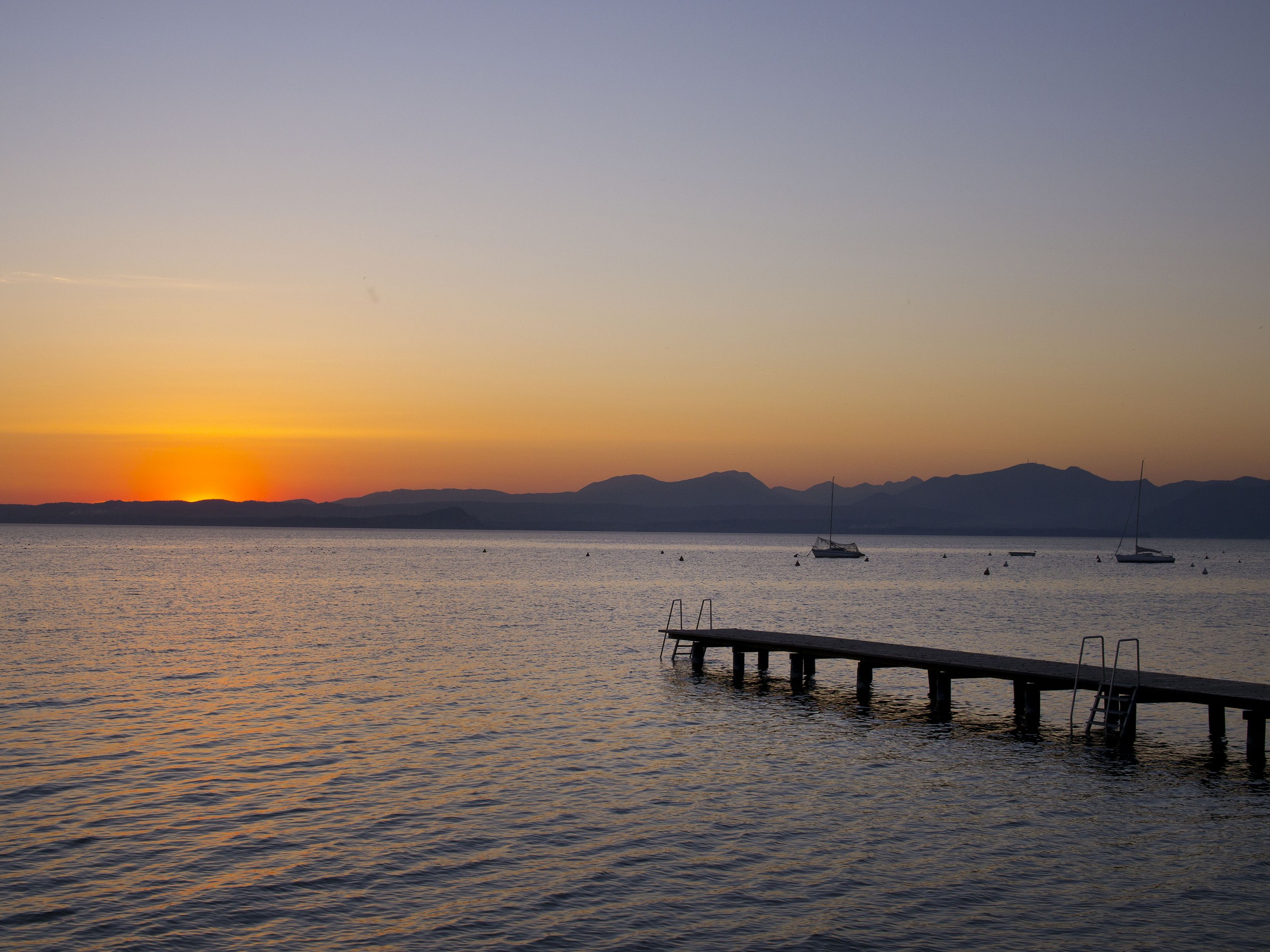 Un tramonto sul lago