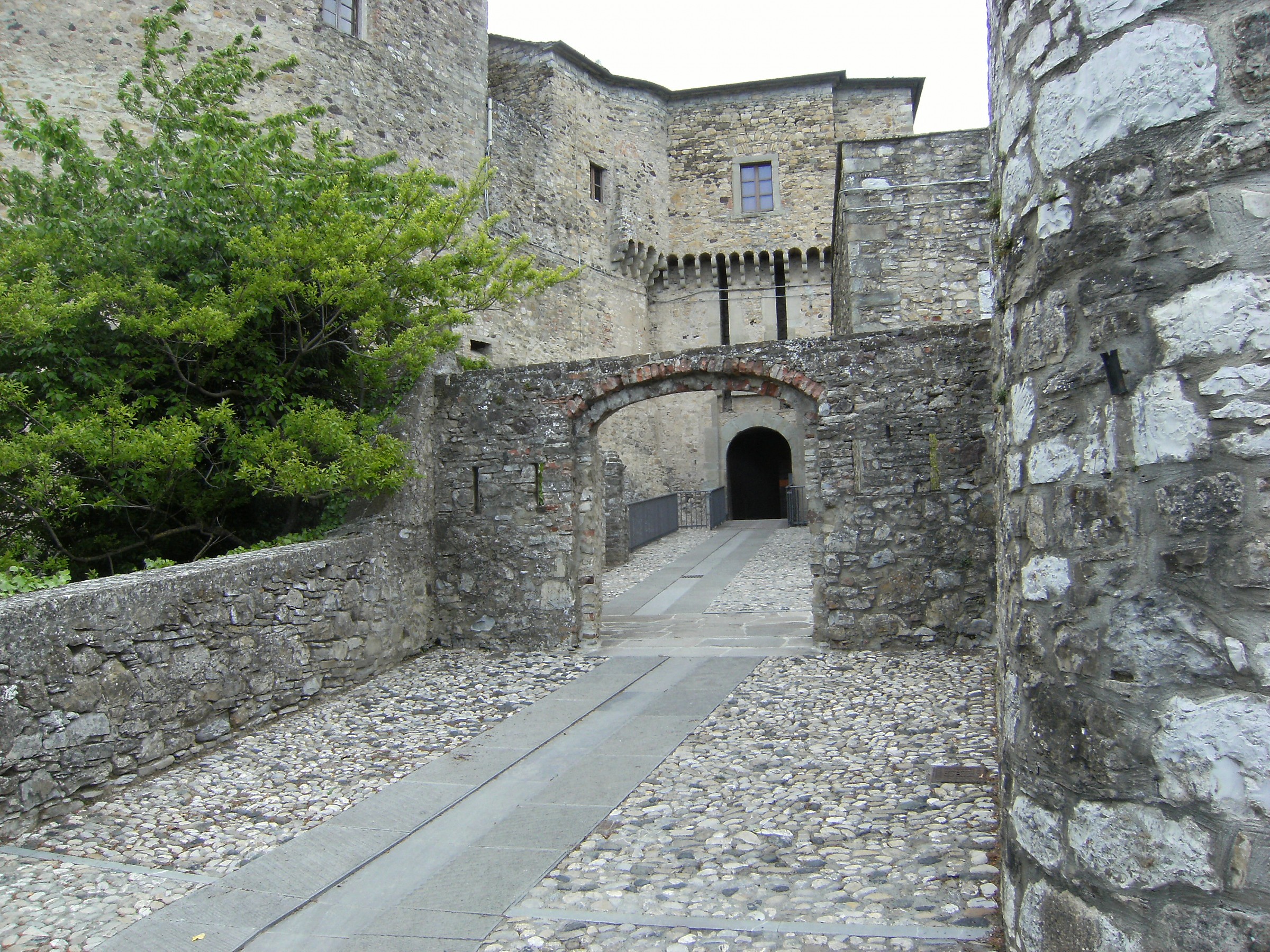 porta d'ingresso al castello di Compiano (Prov.Parma)