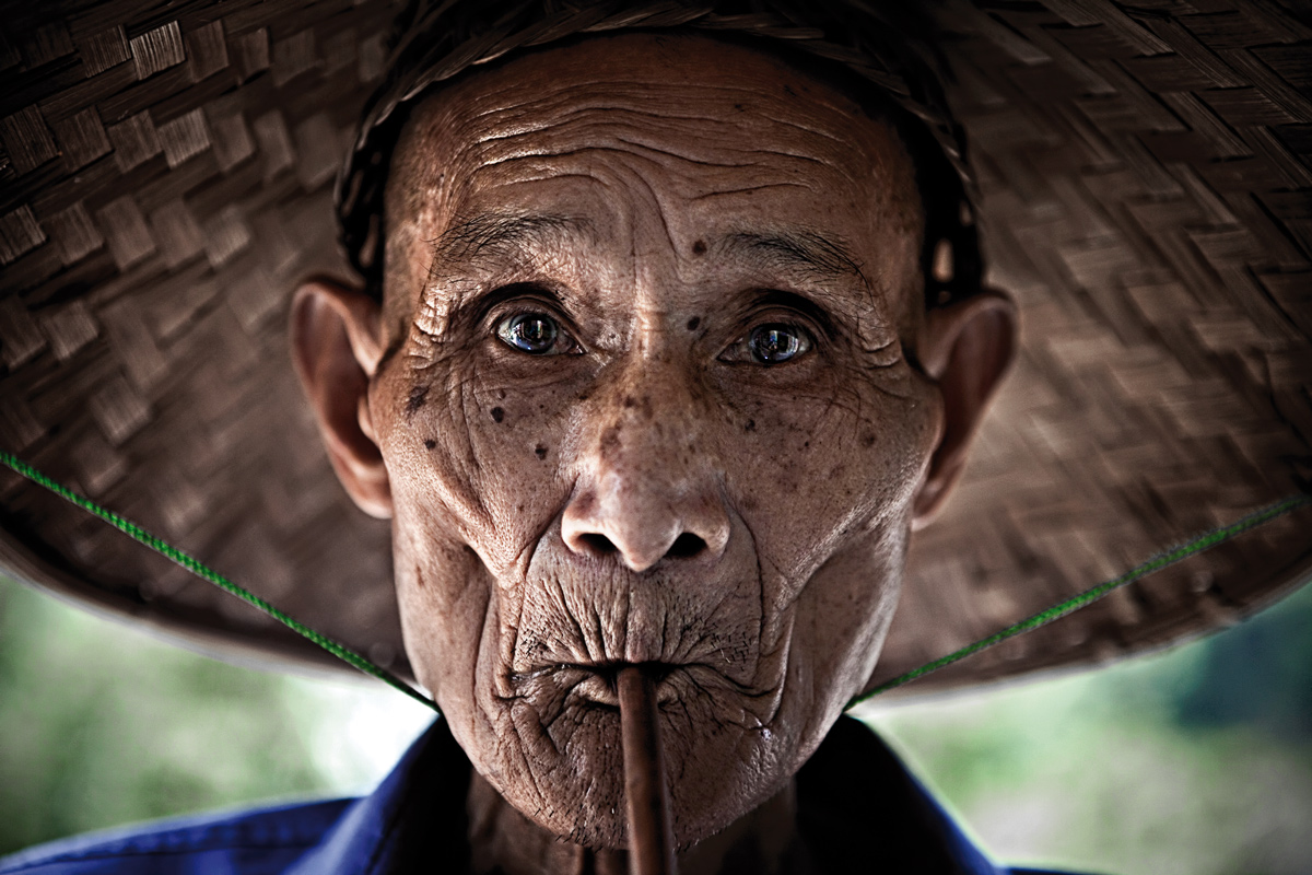 Coltivatore di riso nelle risaie del Guillin, Cina.