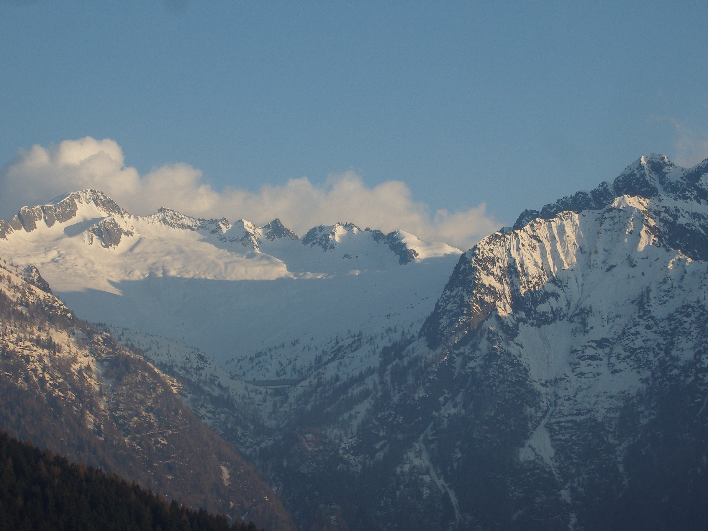 Monte Re di Castello and dam d'Arno