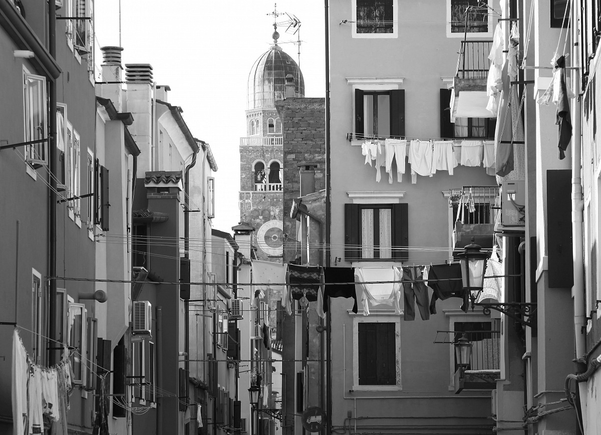 calle con panni ad asciugare