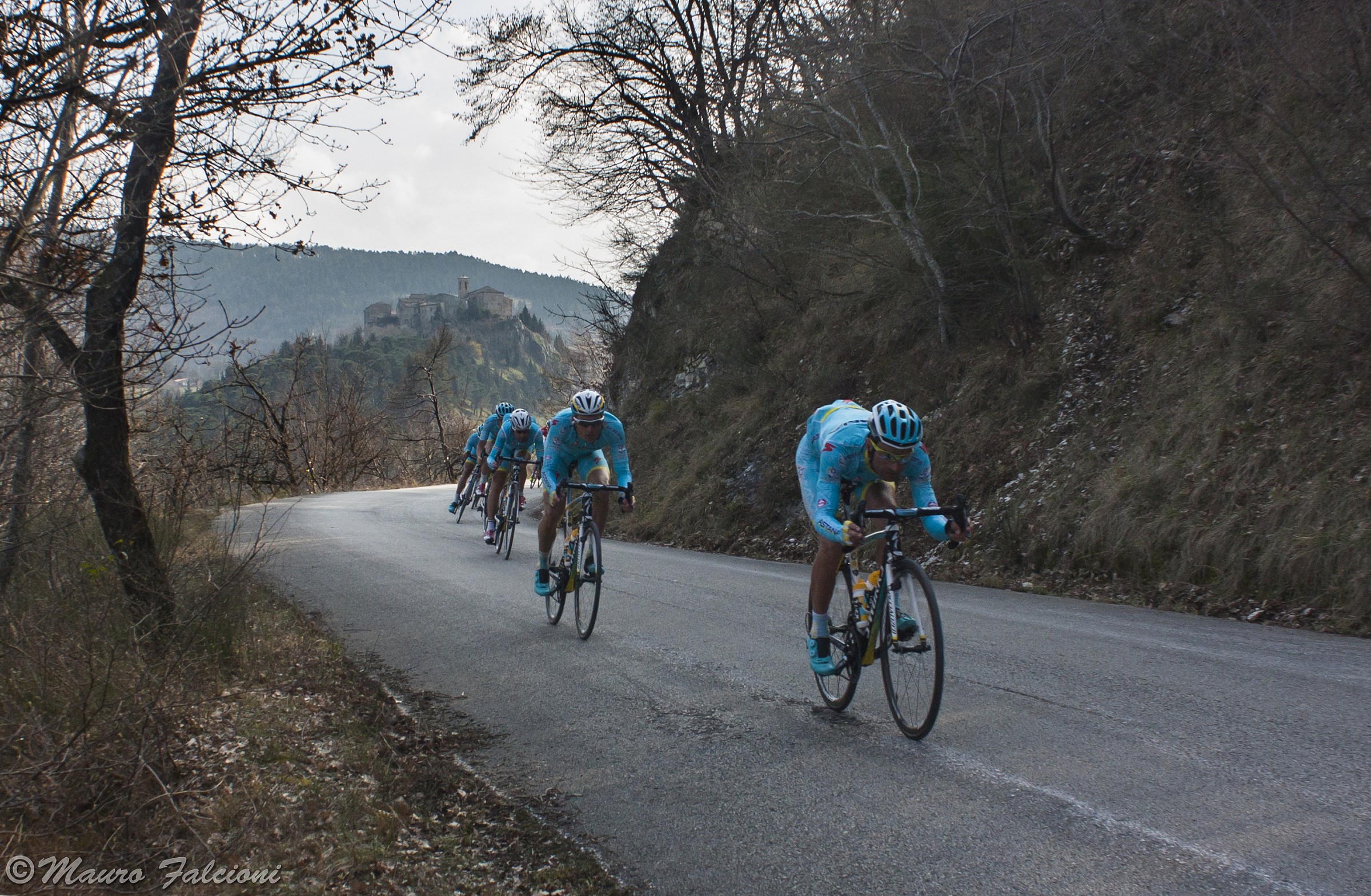 Team Vincenzo Nibali under the castle of Precicchie