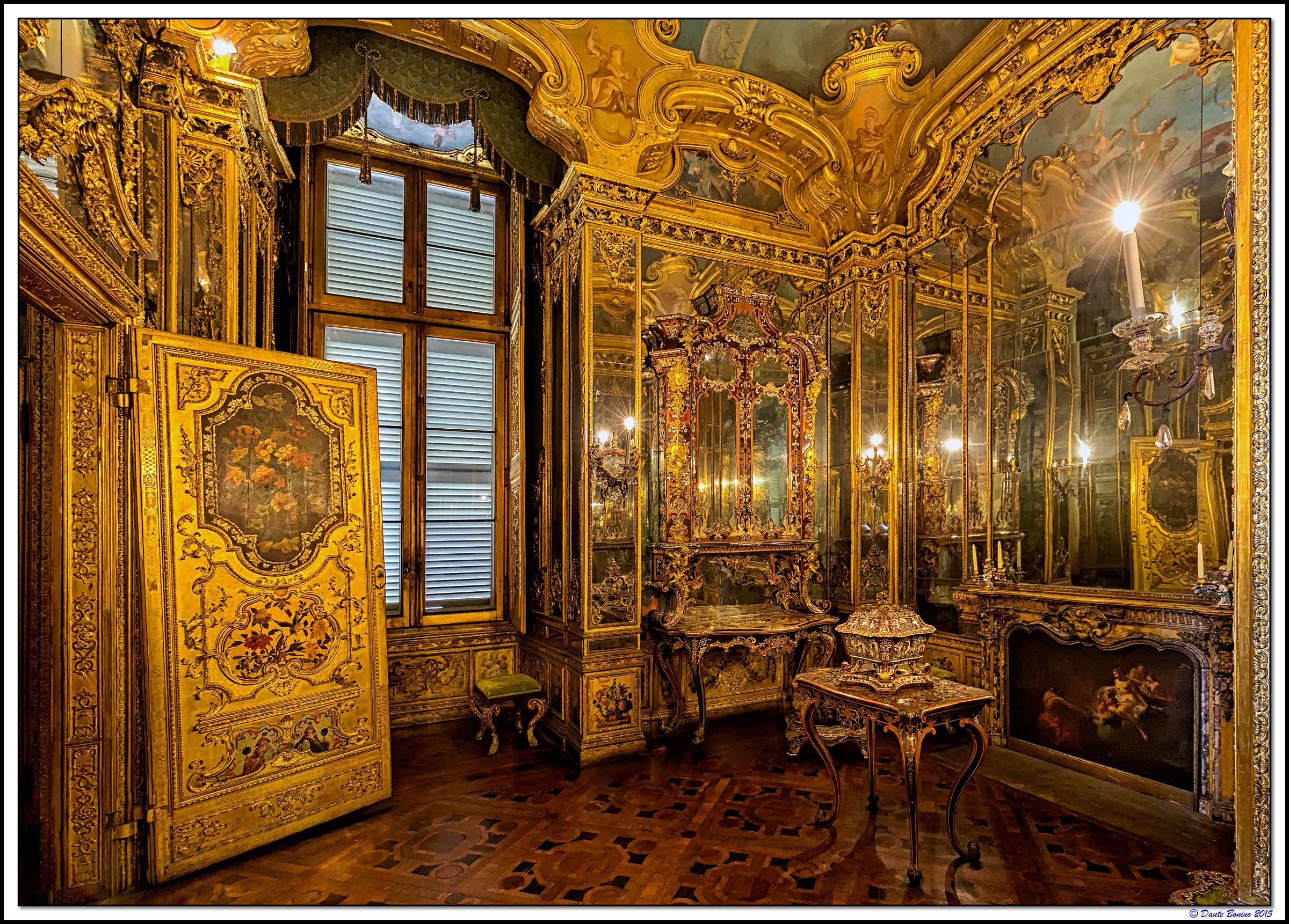 Apartment of the Queen: The Cabinet of toilet