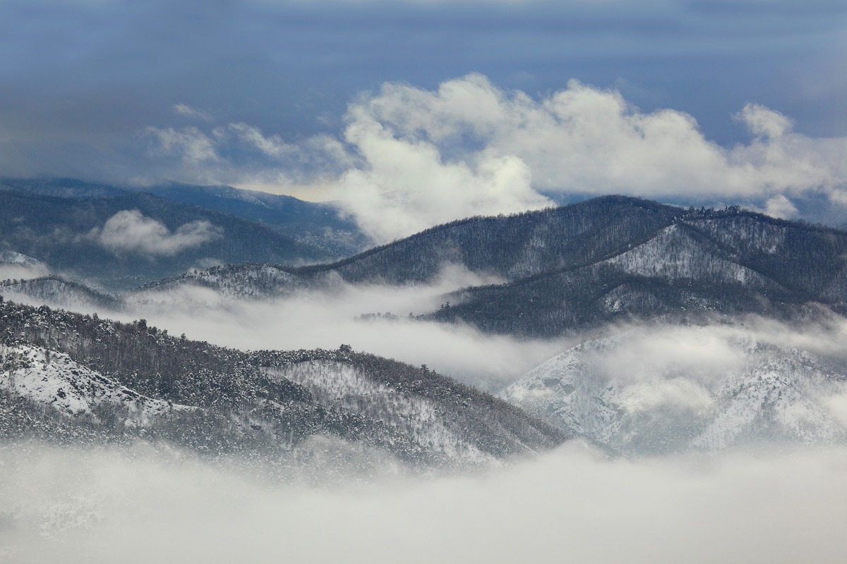 Between clouds and mists