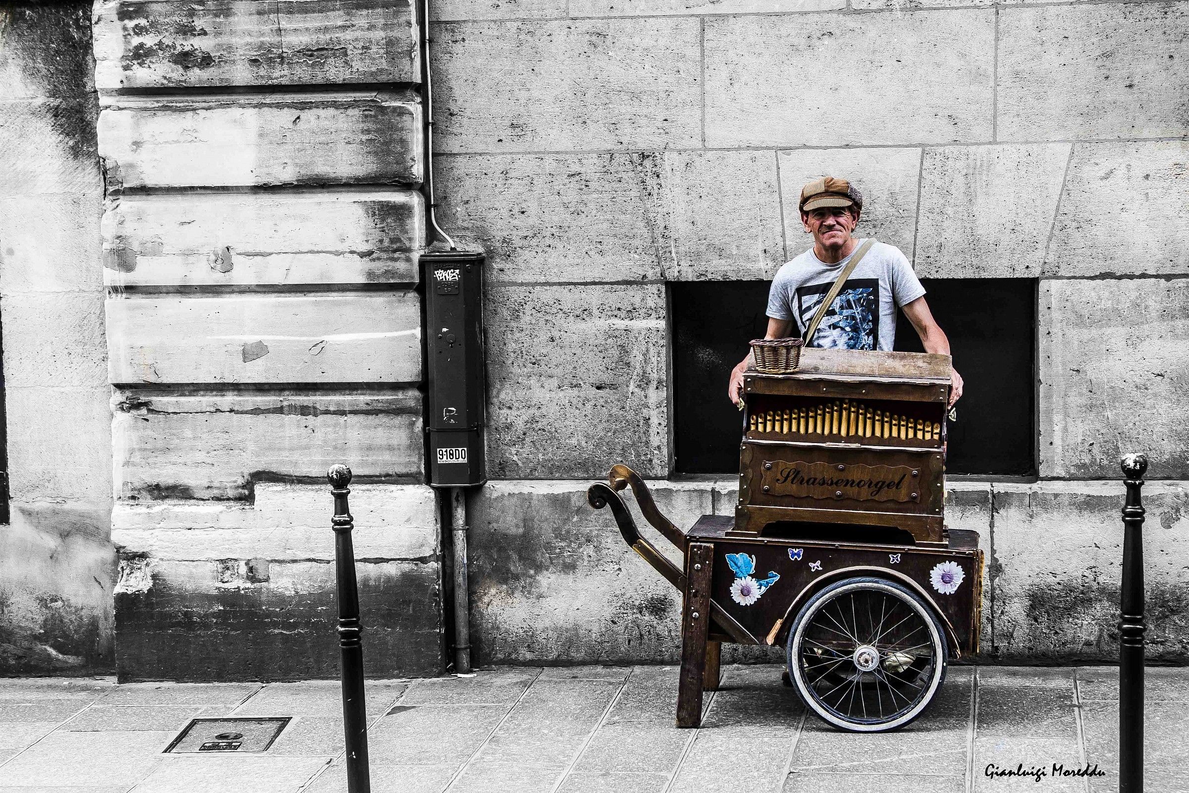 The organ with handcart (Paris)