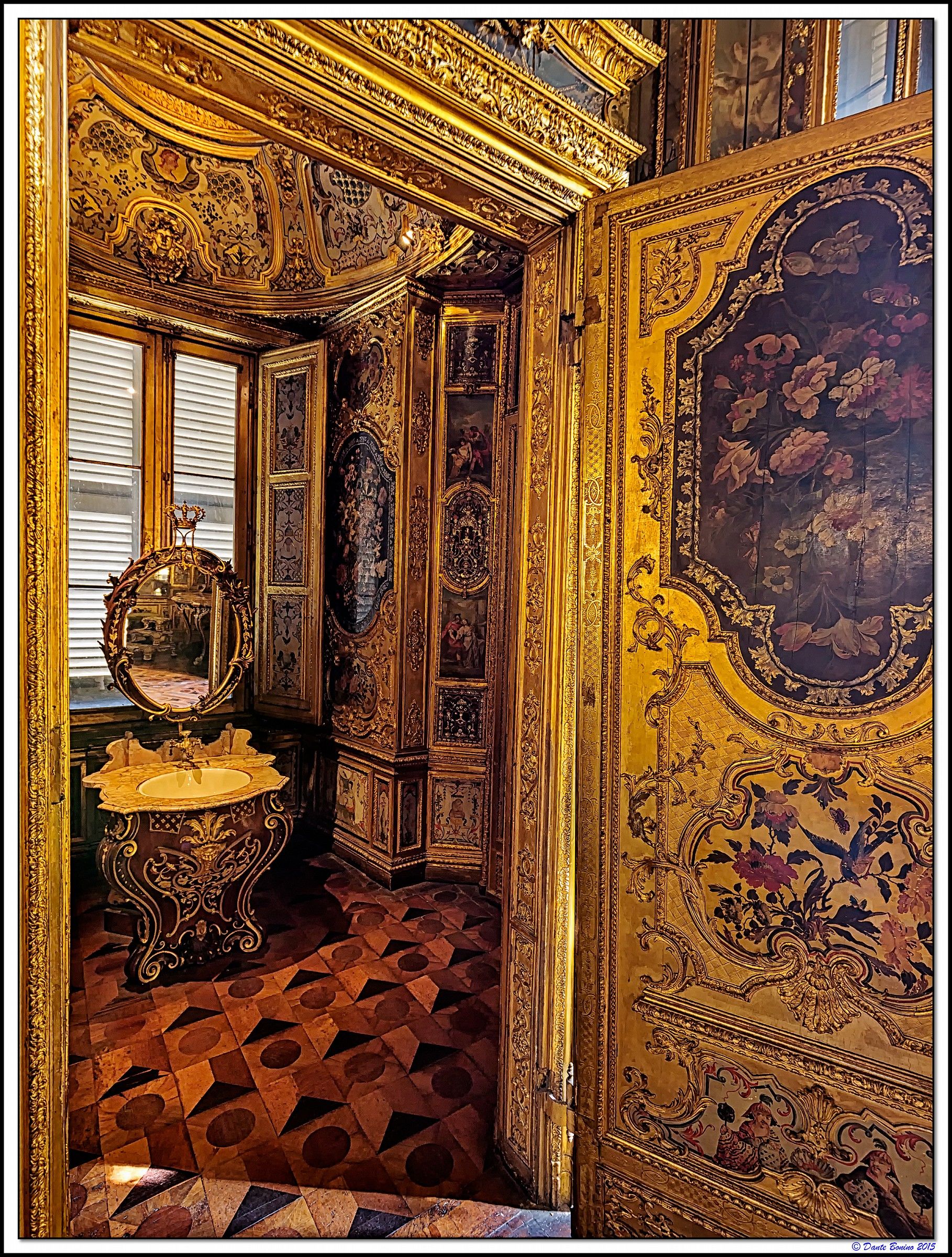 Apartment of the Queen: The sink