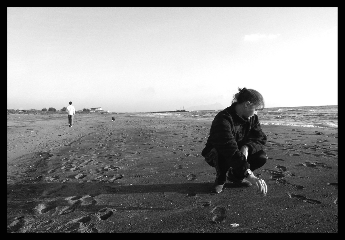 Sabrina a caccia di conchiglie