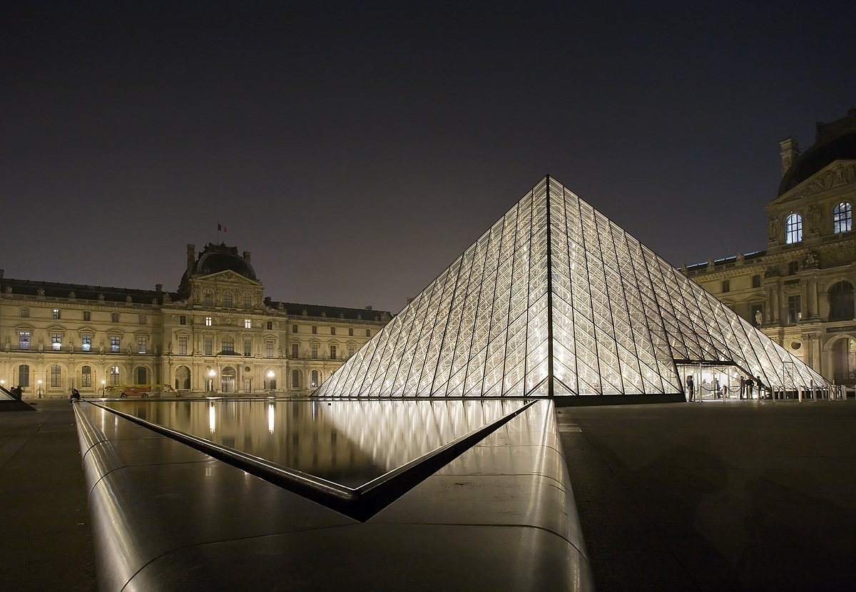 Louvre di notte