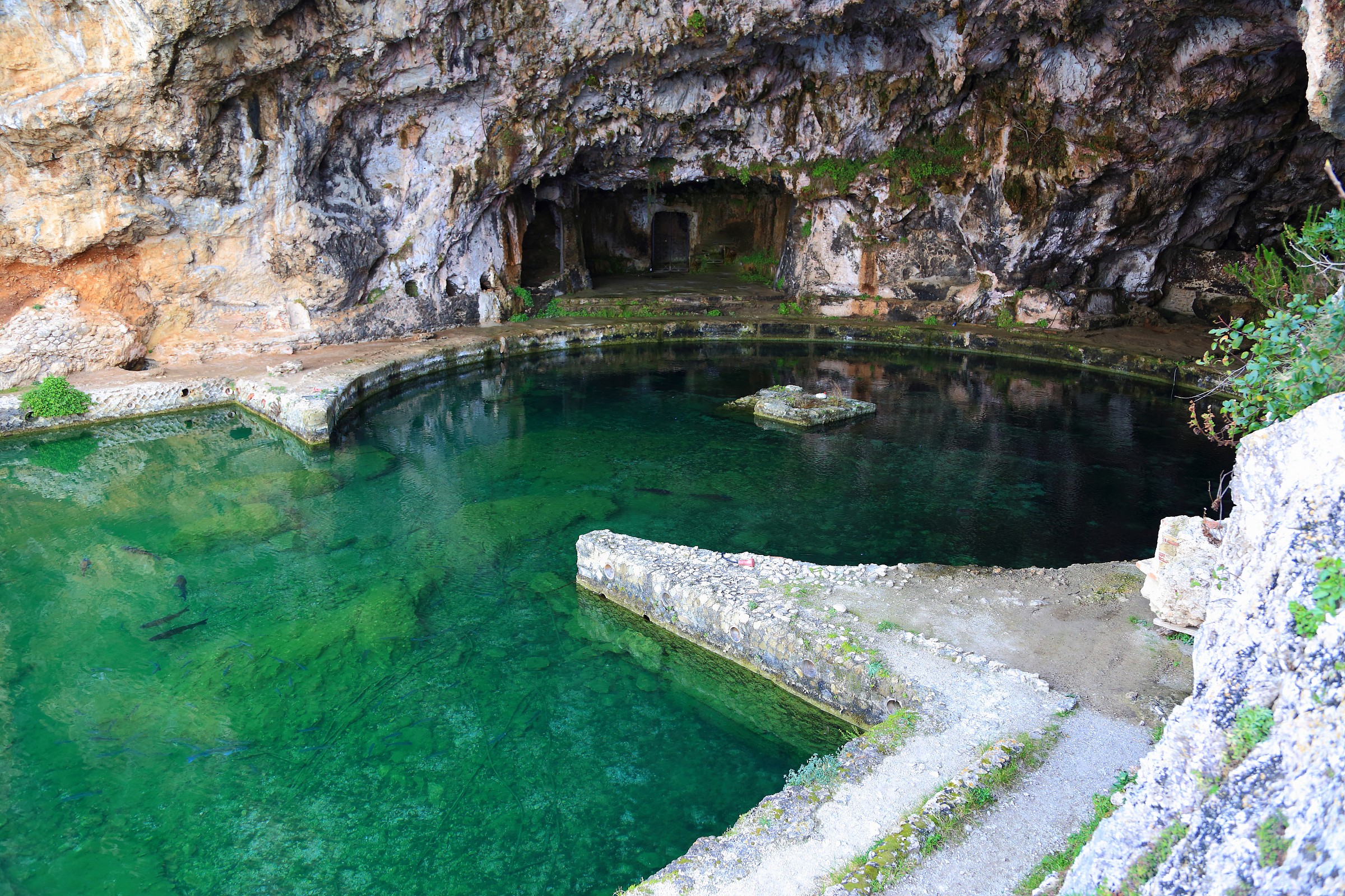 Grotto of Tiberius' villa - The circular pool