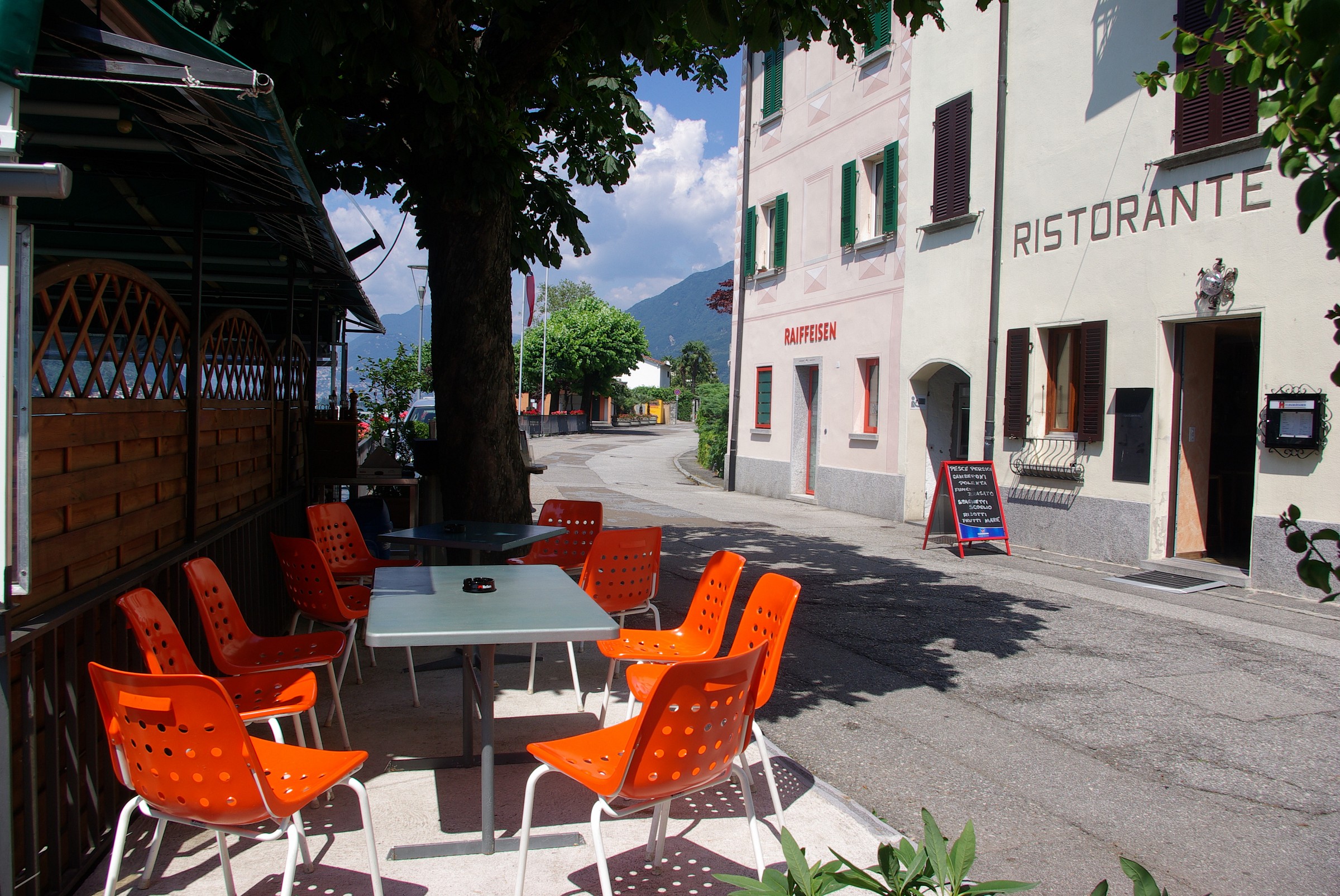 Brusino Arsizio sulla sponda elvetica del lago Ceresio.