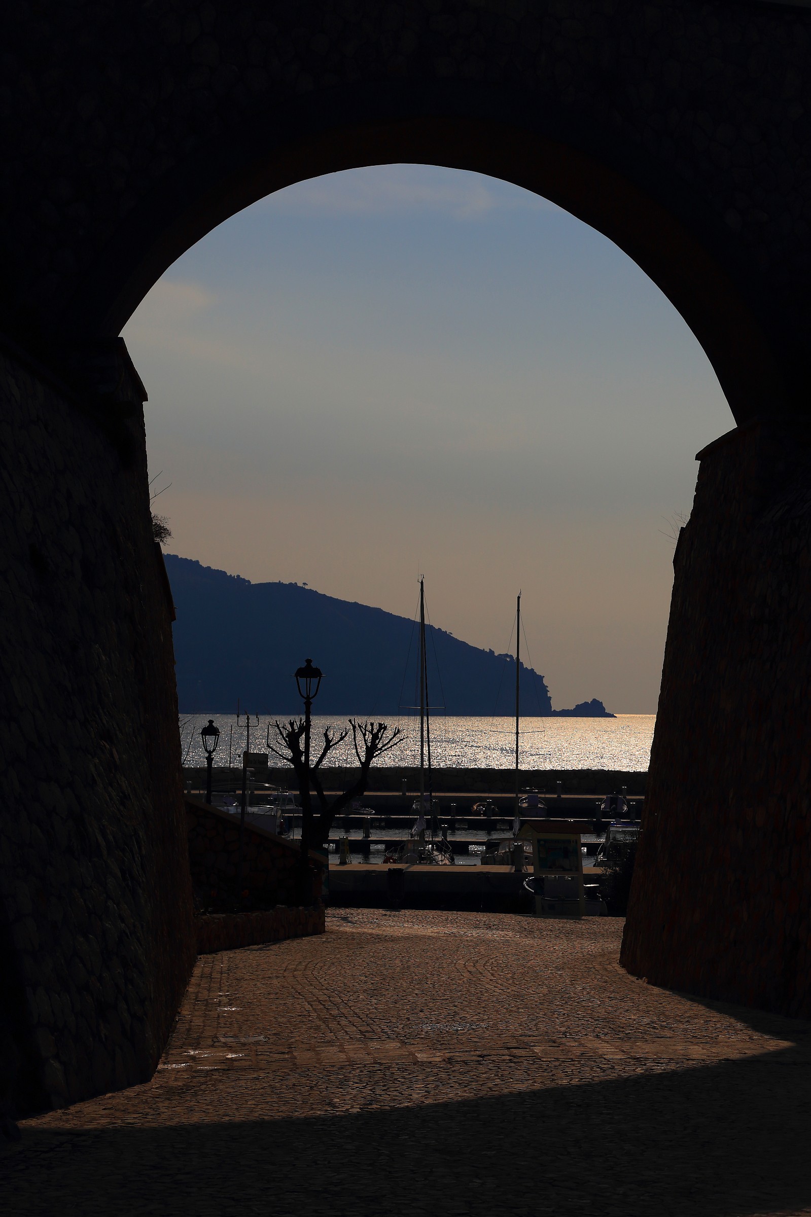 Sperlonga - View of the harbor in backlight
