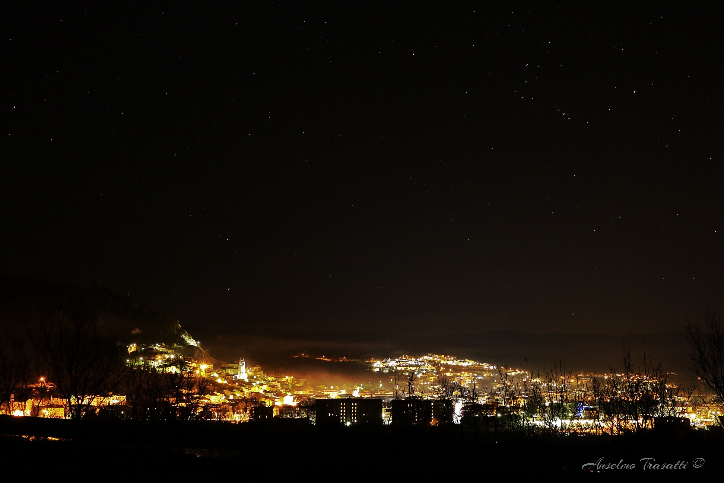 Panorama notturno di Castel di Sangro AQ. sotto le stelle