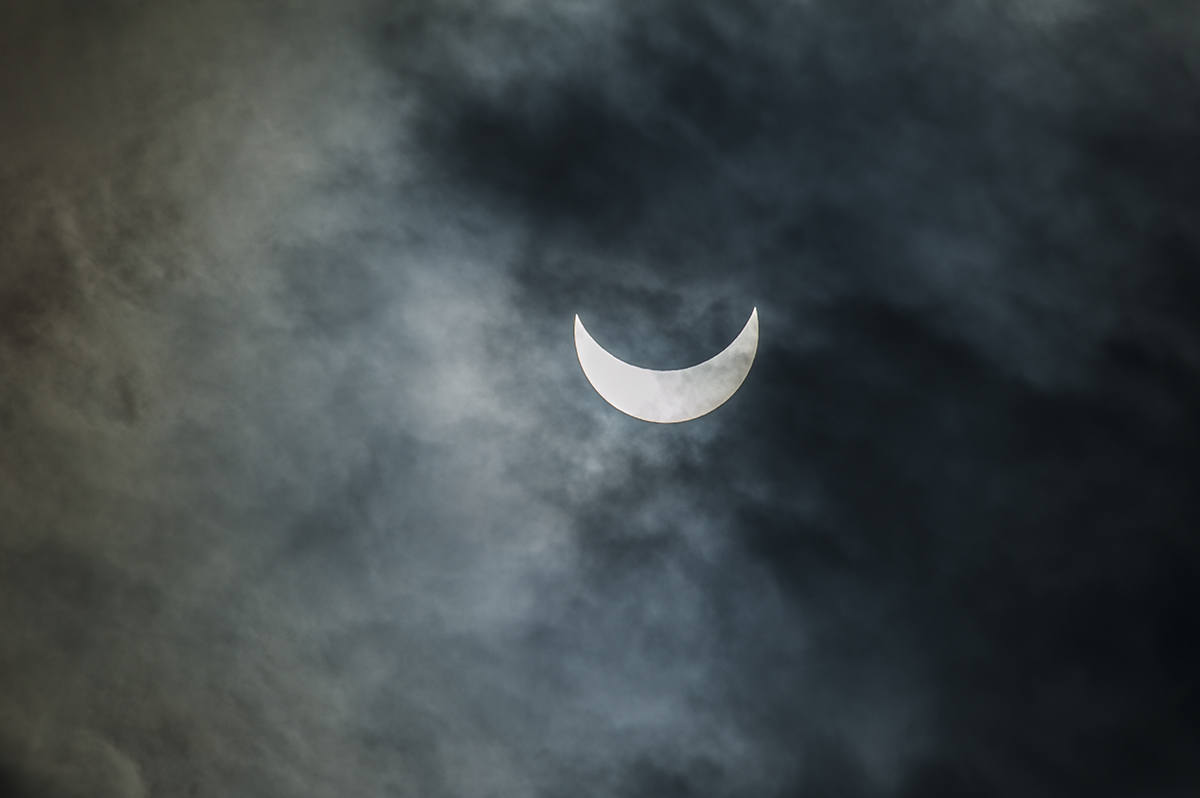 danza cosmica fra sole e luna - ad osservare la terra