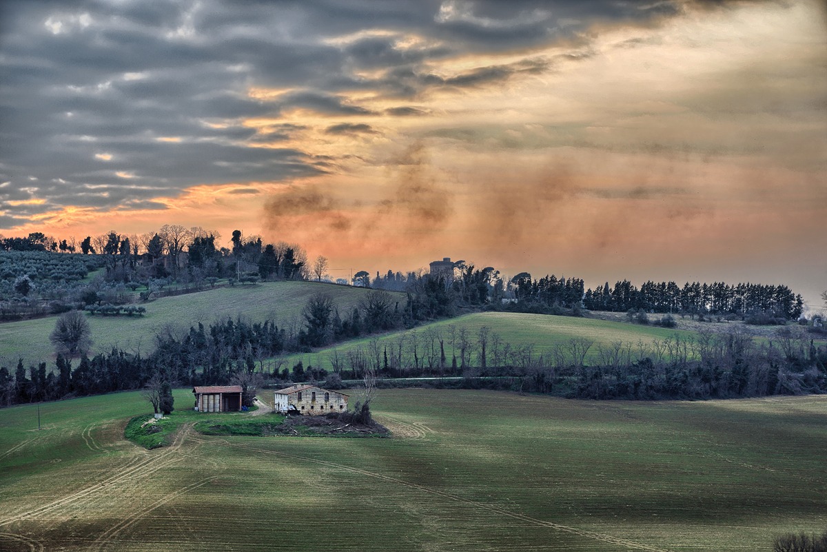 Casolare al tramonto