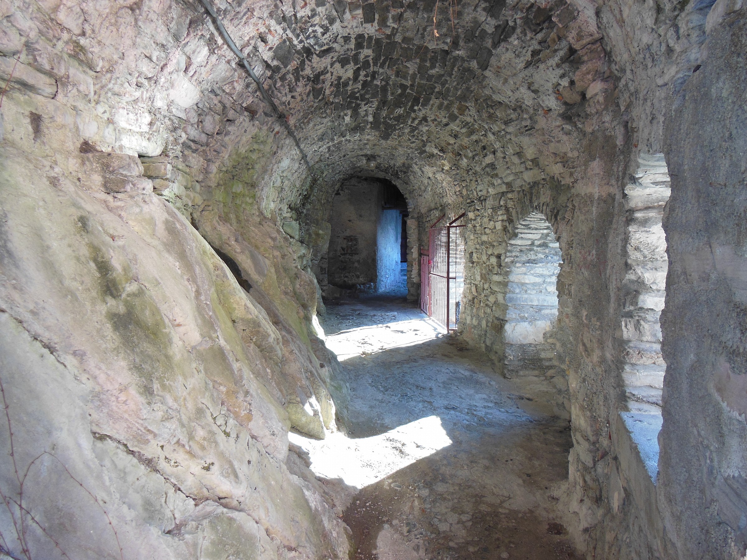 Nesso: passaggio interno al ponte sull'orrido.