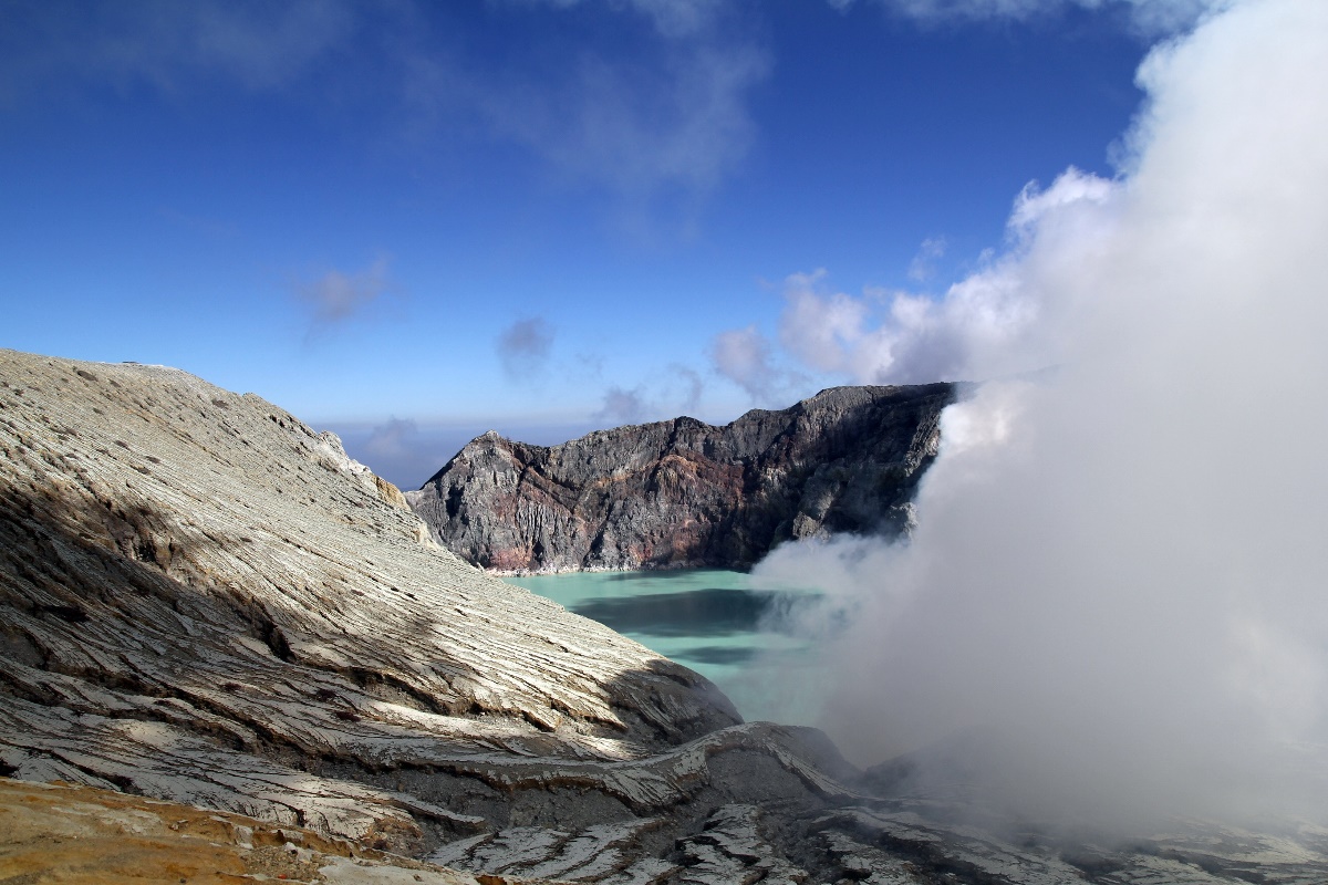 Il lago sul cratere del vulcano Kawa Lijen