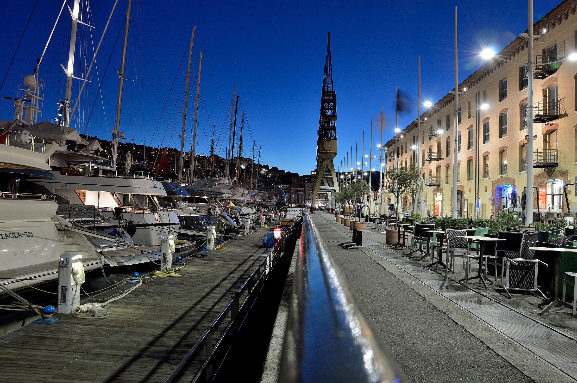 Magazzini del Cotone in attesa del giorno...