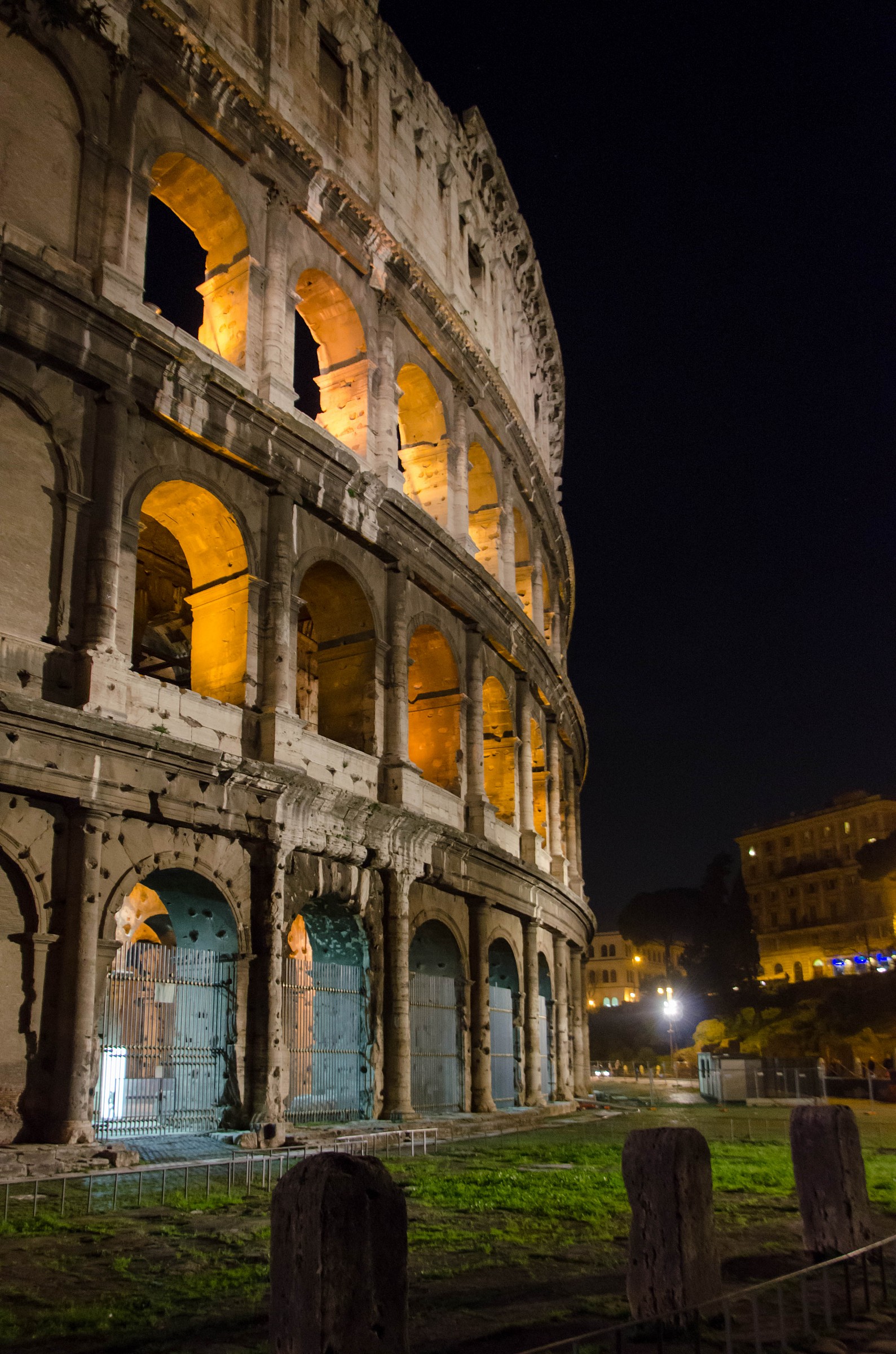 Profile Colosseum at night