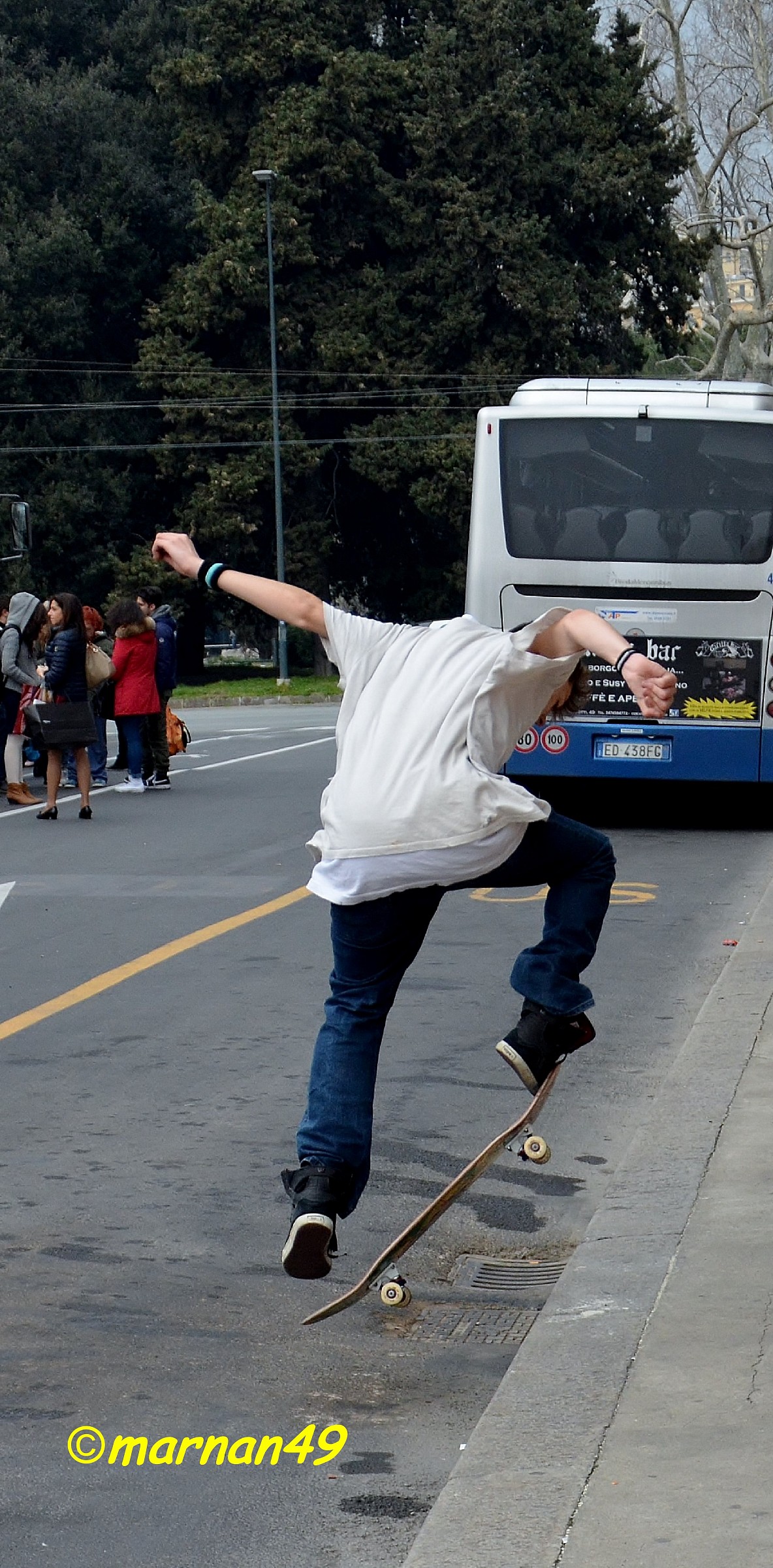 Skateboard tra i pullman