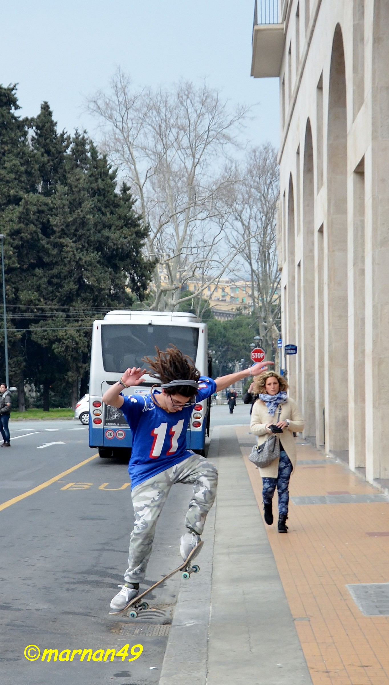 Skateboard tra la gente