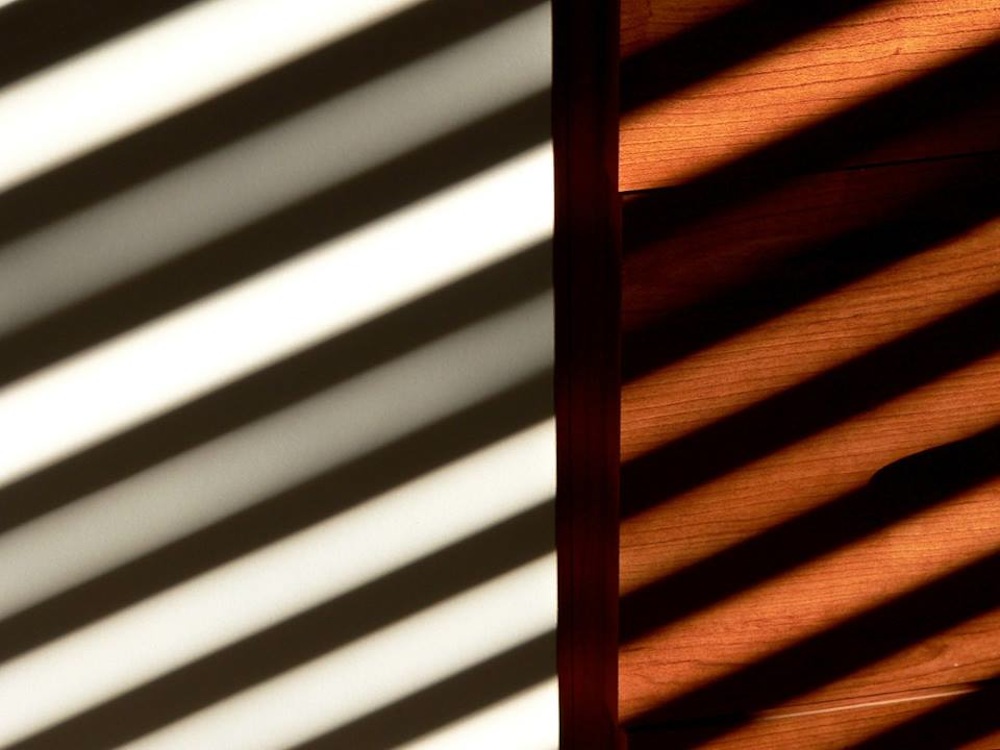 Riflessodi sunlight on armadioTEXTURE diagonally