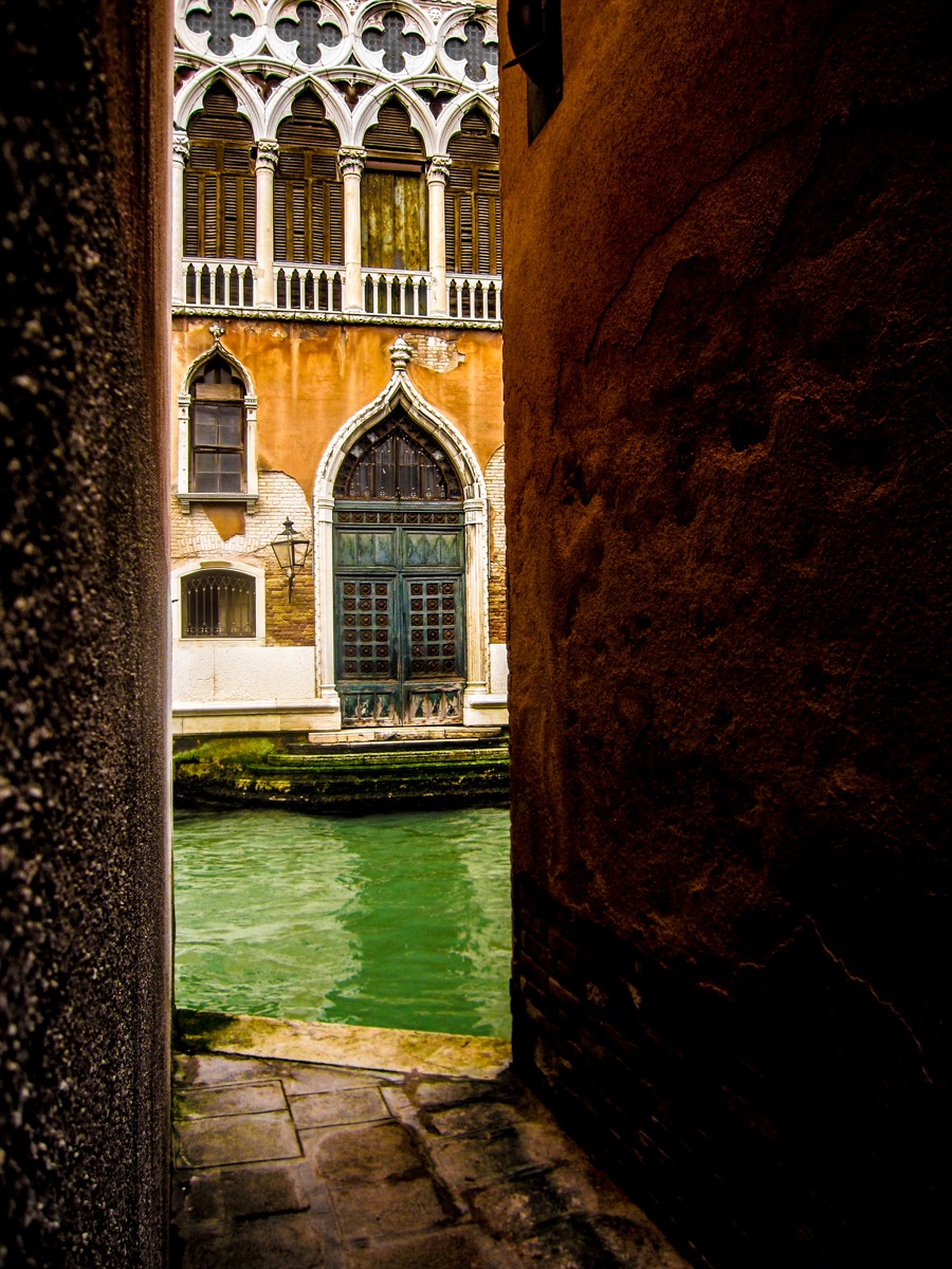 Glimpse Venetian ...