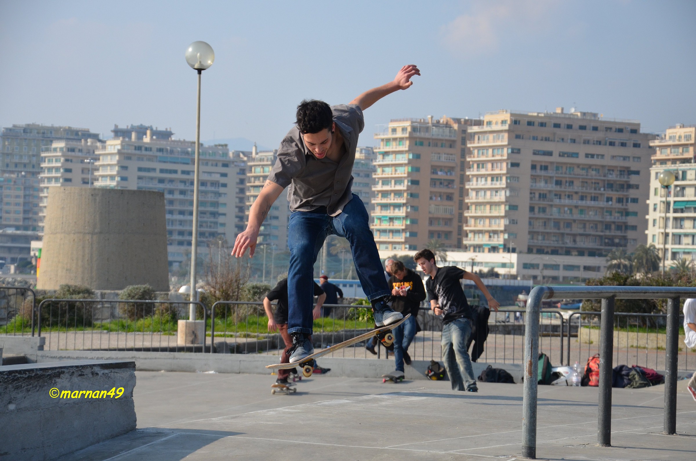 Prove di skateboard al Parco Govi di Genova