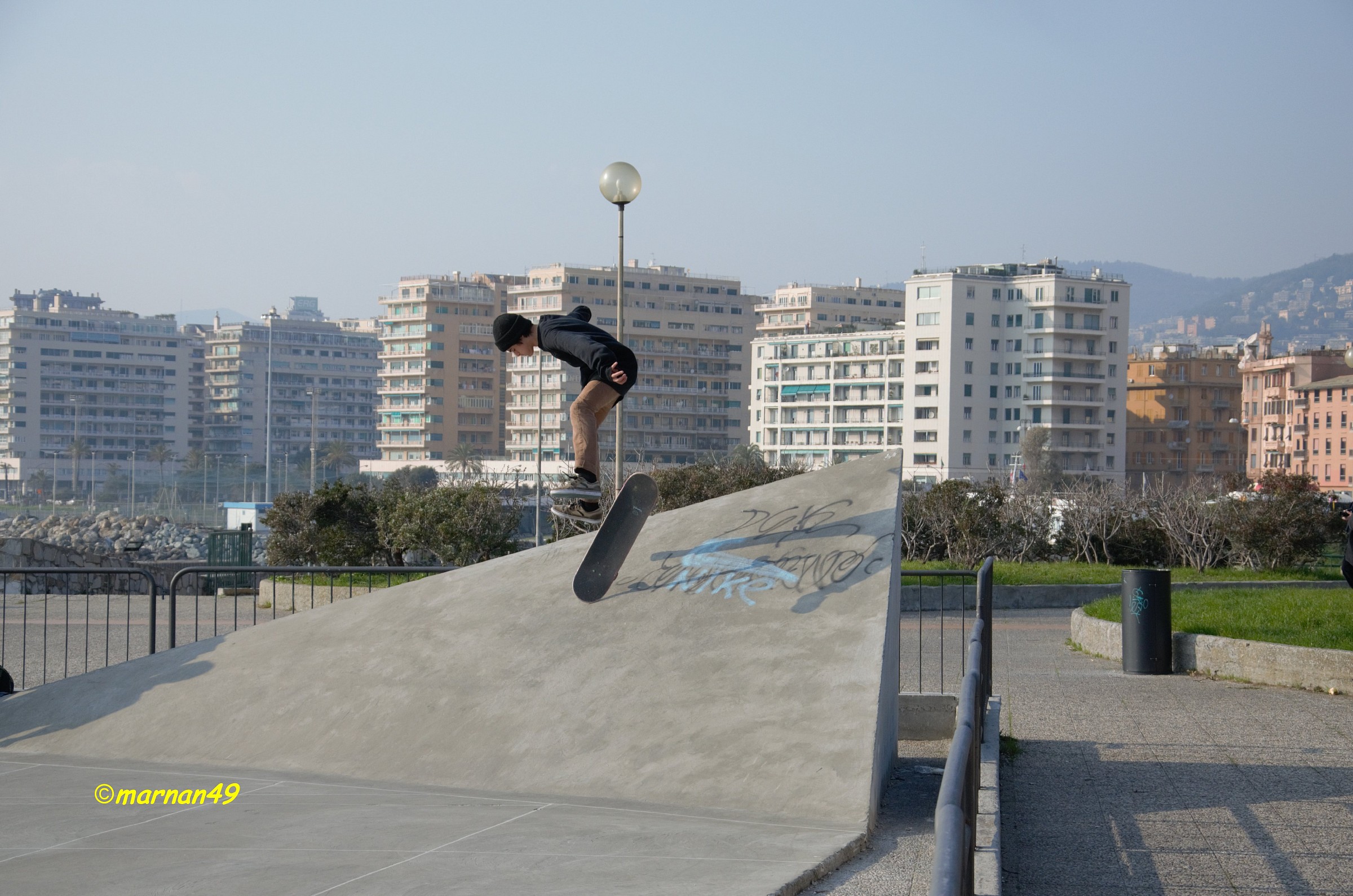 Prove di skateboard al Parco Govi di Genova
