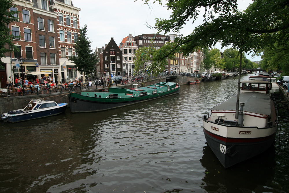 Amsterdam - Canale con chiatte e locali